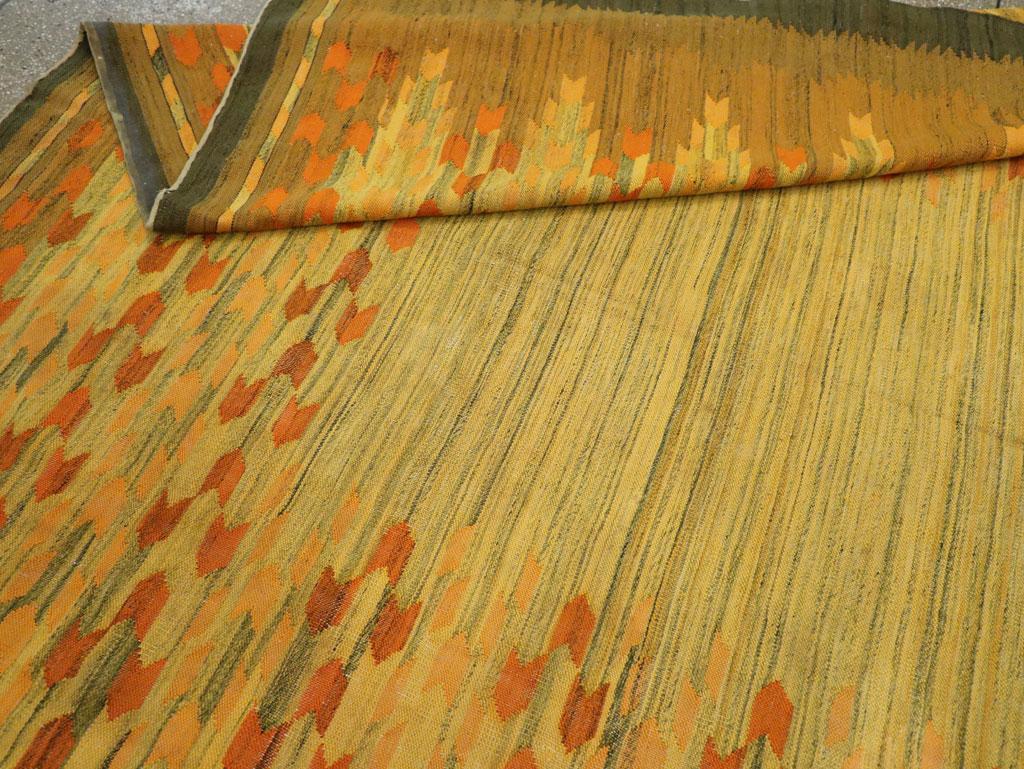 Tappeto Kilim a trama piatta svedese scandinavo della metà del 20° secolo, di dimensioni pari a quelle di una stanza in vendita 1