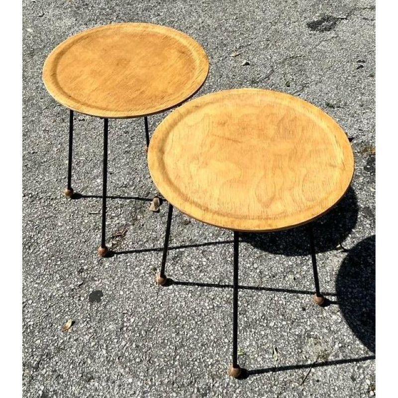 Élevez votre espace avec cette paire exceptionnelle de tables à plateau modernes du milieu du siècle, conçues par Tony Paul pour The Tempo Group. Dotées de plateaux en bois aux tons chauds et d'un bord légèrement surélevé, ces tables présentent un