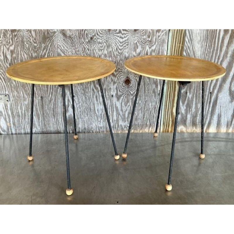 Mid-Century Modern Milieu du 20e siècle Vintage Tony Paul Tempo Group Tray Tables - A Pair en vente