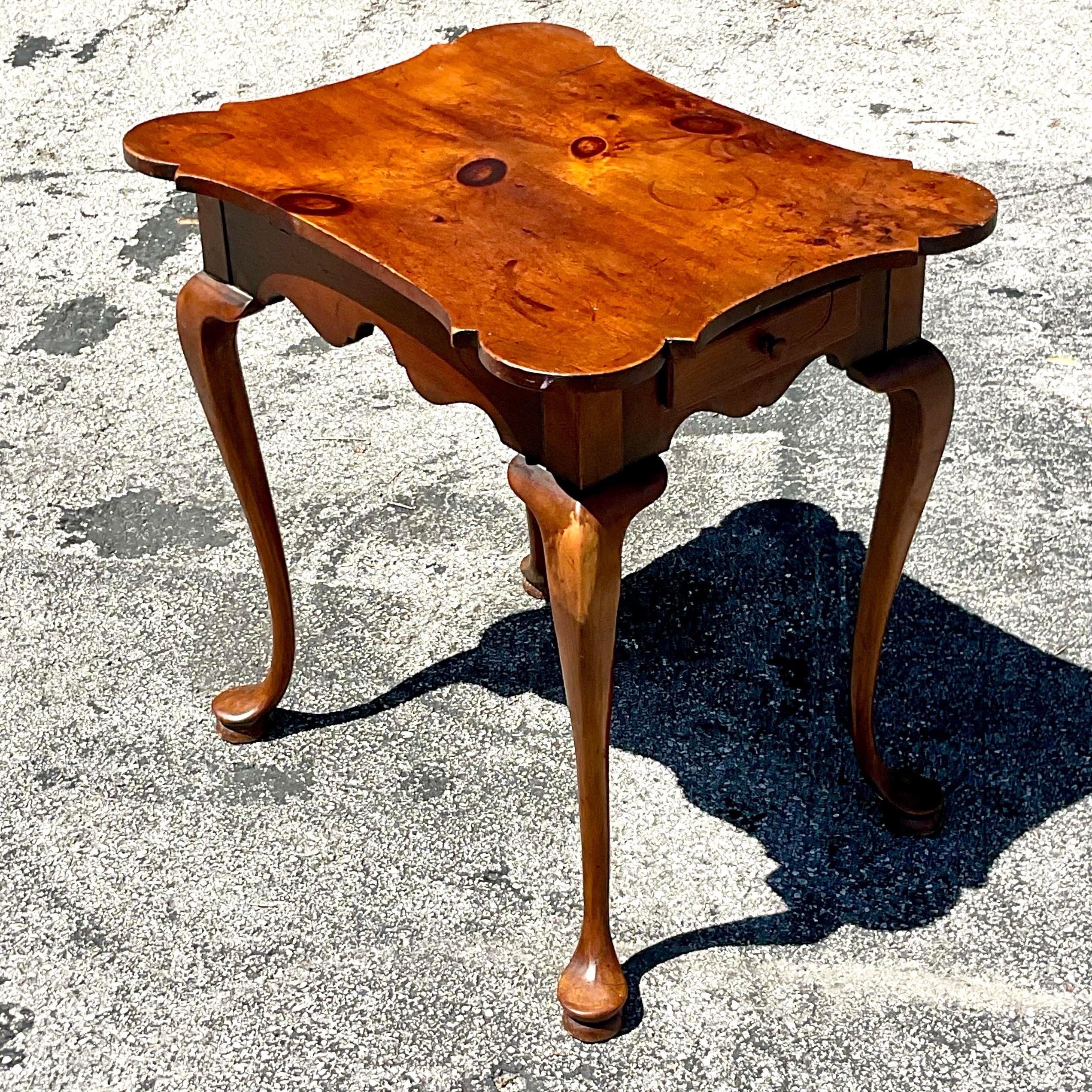 Dieser Beistelltisch im Vintage-Stil verkörpert mit seiner traditionellen Konstruktion aus geknotetem Kiefernholz einen zeitlosen amerikanischen Stil. Sein rustikaler Charme und seine robuste Verarbeitung wecken ein Gefühl von Nostalgie und machen