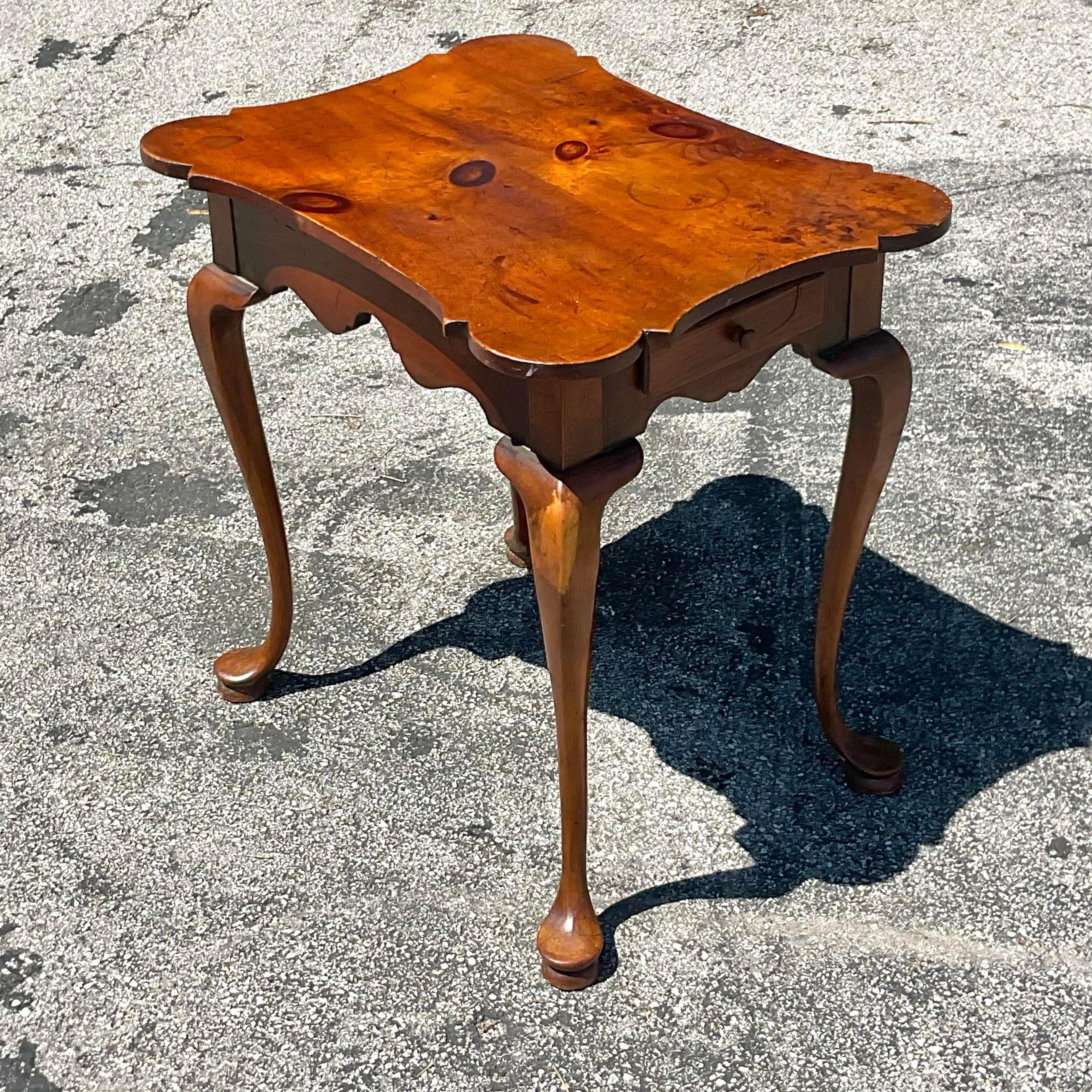 Mitte des 20. Jahrhunderts Vintage Traditioneller Beistelltisch aus geknoteter Kiefer (Kiefernholz) im Angebot