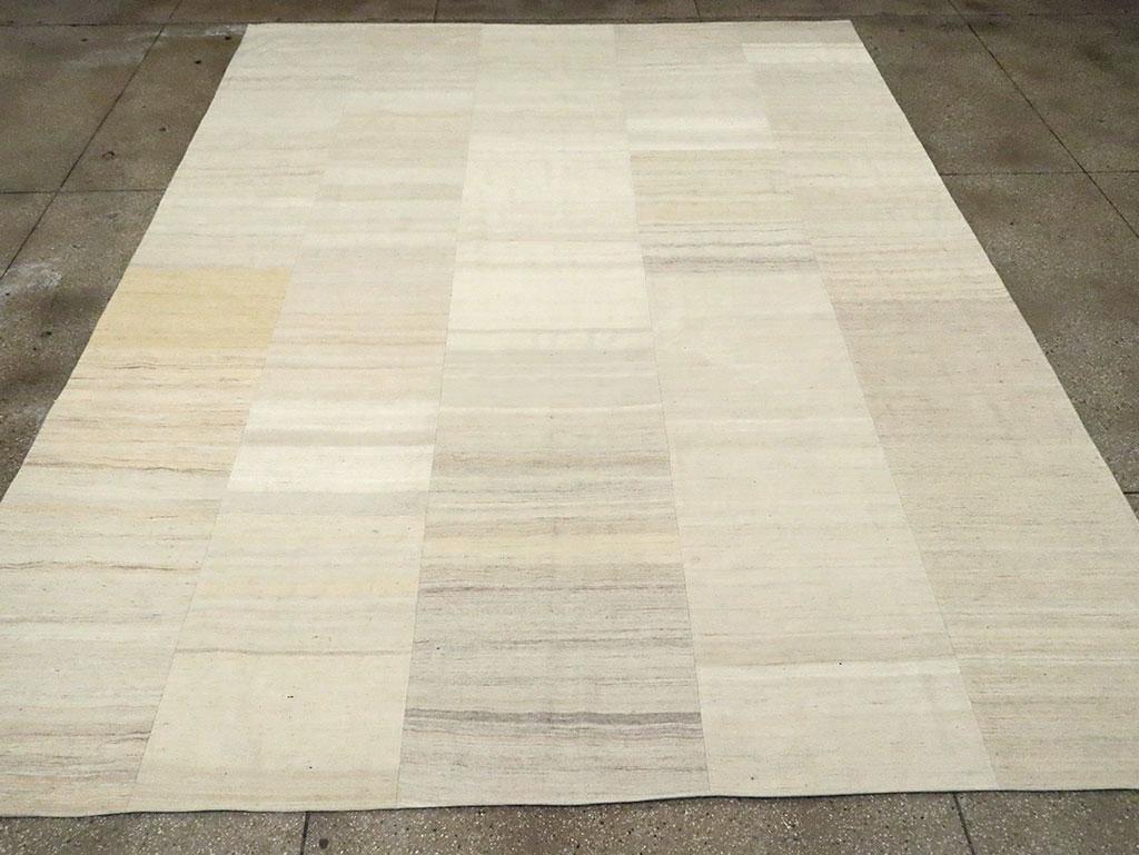 Dieser türkische Flachgewebe-Kilim aus der Mitte des 20. Jahrhunderts mit den Maßen 10' 7