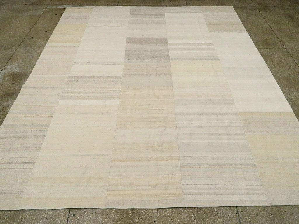 Dieser türkische Flachgewebe-Kilim-Teppich aus der Mitte des 20. Jahrhunderts mit den Maßen 11' 2