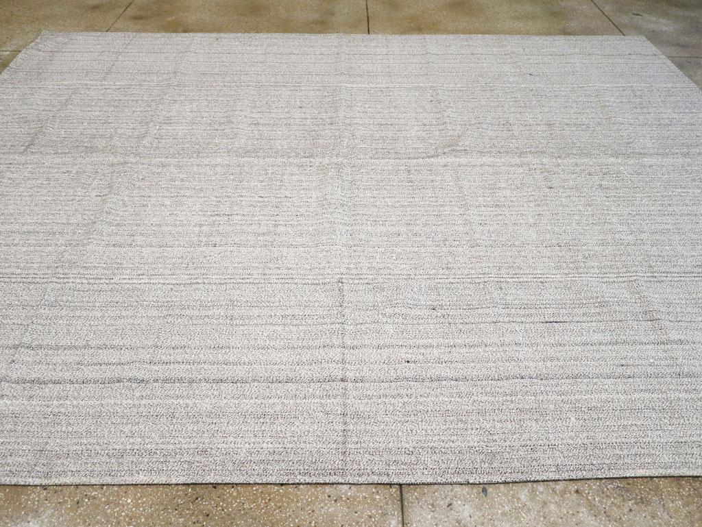 Mid-20th Century Vintage Turkish Flatweave Kilim Room Size Carpet In Excellent Condition For Sale In New York, NY