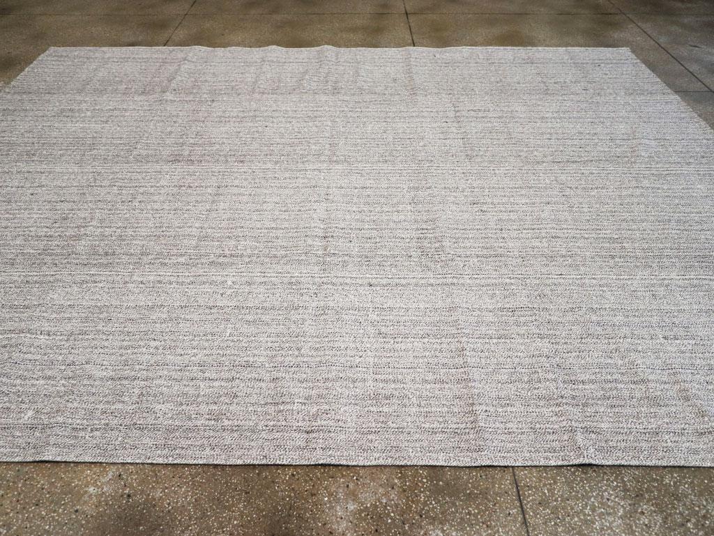Mid-20th Century Vintage Turkish Flatweave Kilim Room Size Carpet In Excellent Condition For Sale In New York, NY