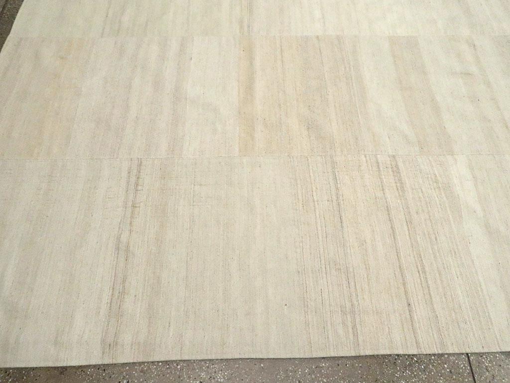 Türkischer Flachgewebe-Kelim-Teppich in Zimmergröße aus der Mitte des 20. Jahrhunderts (Wolle) im Angebot