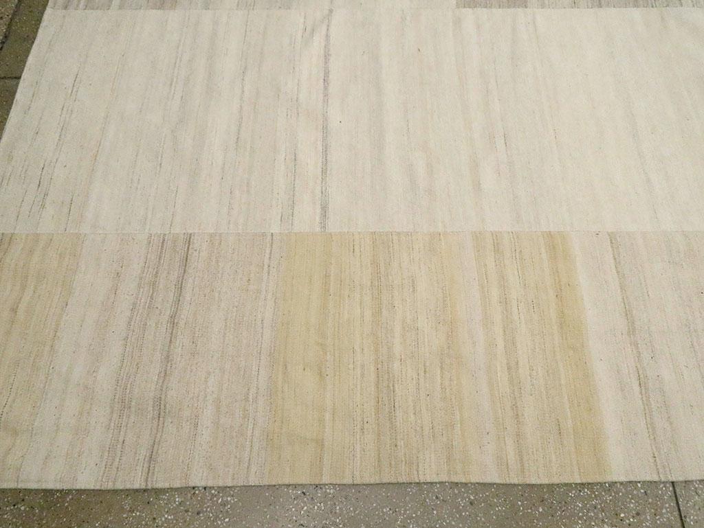 Türkischer Flachgewebe-Kelim-Teppich in Zimmergröße aus der Mitte des 20. Jahrhunderts (Wolle) im Angebot