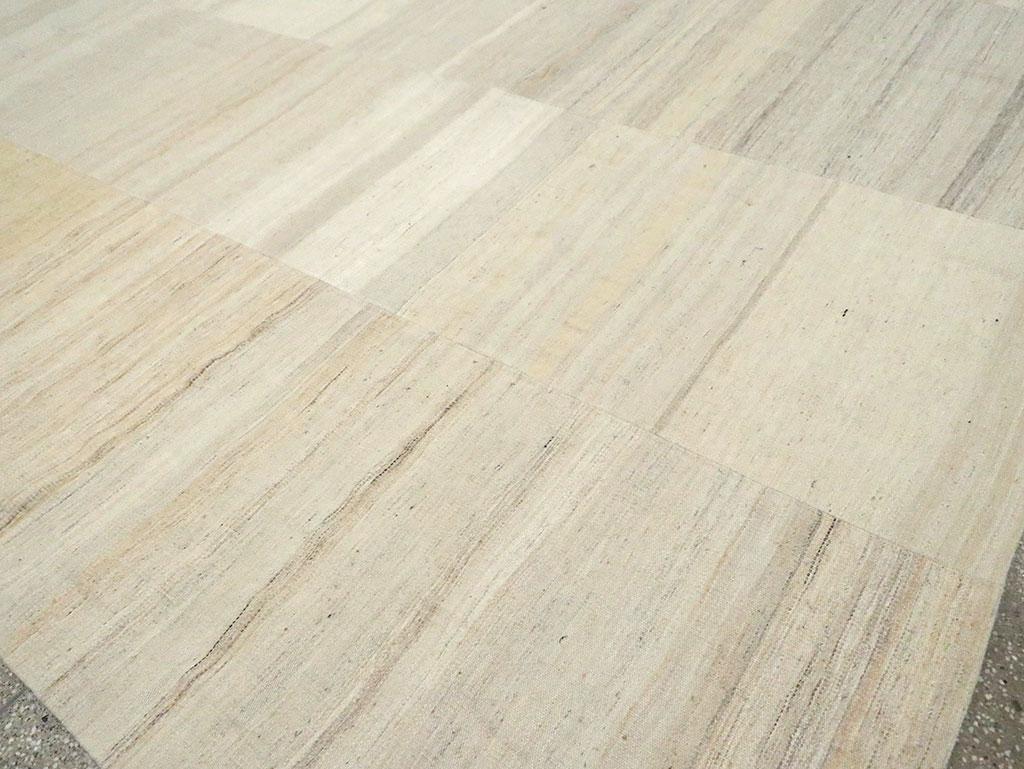 Türkischer Flachgewebe-Kelim-Teppich in Zimmergröße aus der Mitte des 20. Jahrhunderts im Angebot 1