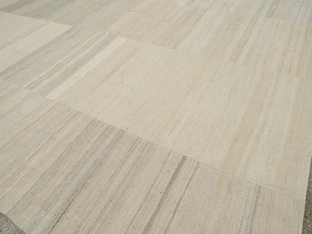 Türkischer Flachgewebe-Kelim-Teppich in Zimmergröße aus der Mitte des 20. Jahrhunderts im Angebot 1