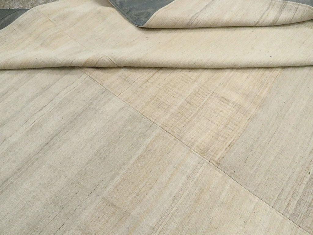 Türkischer Flachgewebe-Kelim-Teppich in Zimmergröße aus der Mitte des 20. Jahrhunderts im Angebot 2