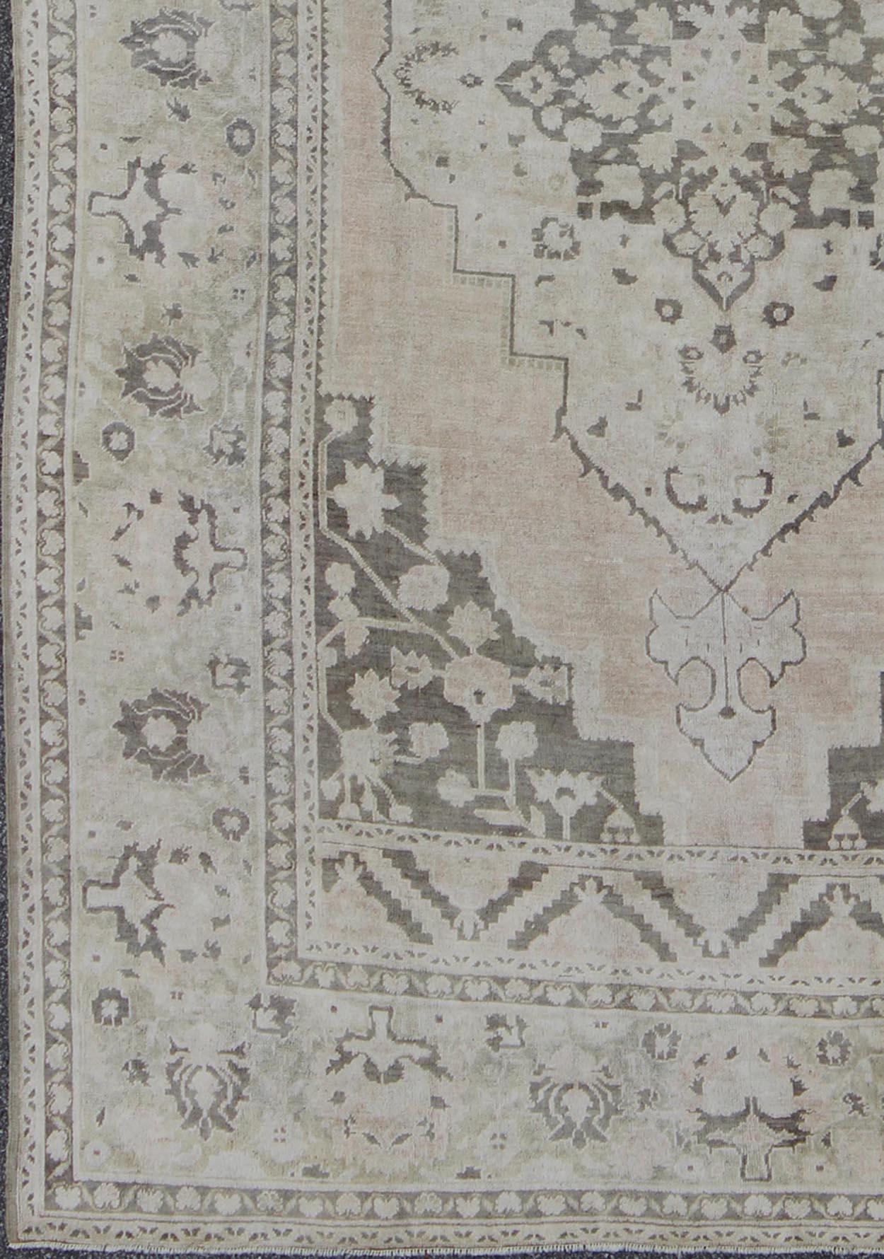 Tappeto Oushak turco d'epoca con disegno a medaglione in tonalità tenui. Keivan Woven Arts / tappeto EN-115582, paese d'origine/tipo: Turchia / Oushak, circa 1940

Questo tappeto Oushak turco d'epoca (circa metà del XX secolo) presenta un disegno
