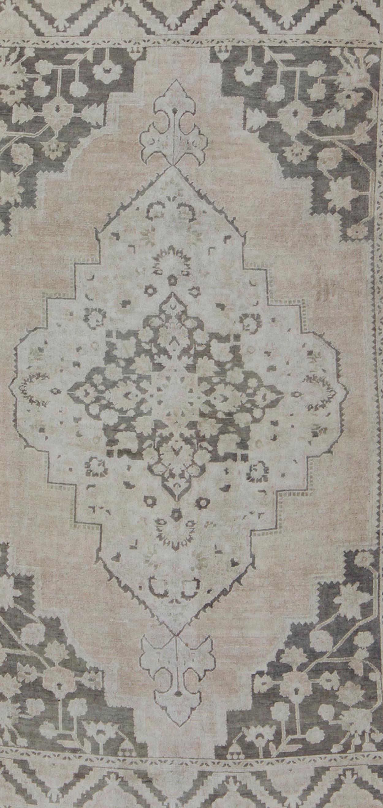 Turco Tappeto Oushak turco d'epoca della metà del XX secolo con disegno a medaglione in toni tenui in vendita