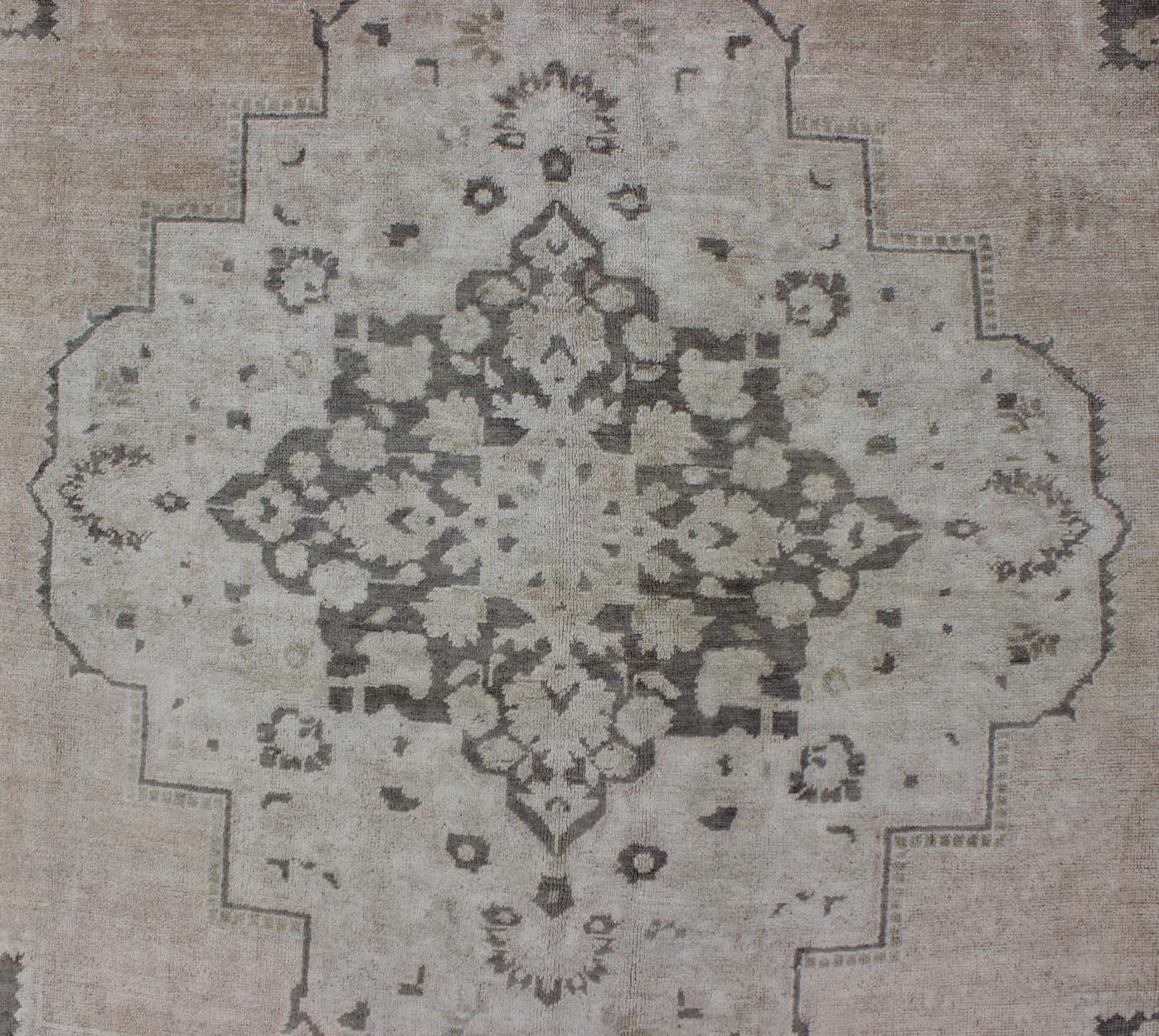 Tappeto Oushak turco d'epoca della metà del XX secolo con disegno a medaglione in toni tenui In condizioni buone in vendita a Atlanta, GA