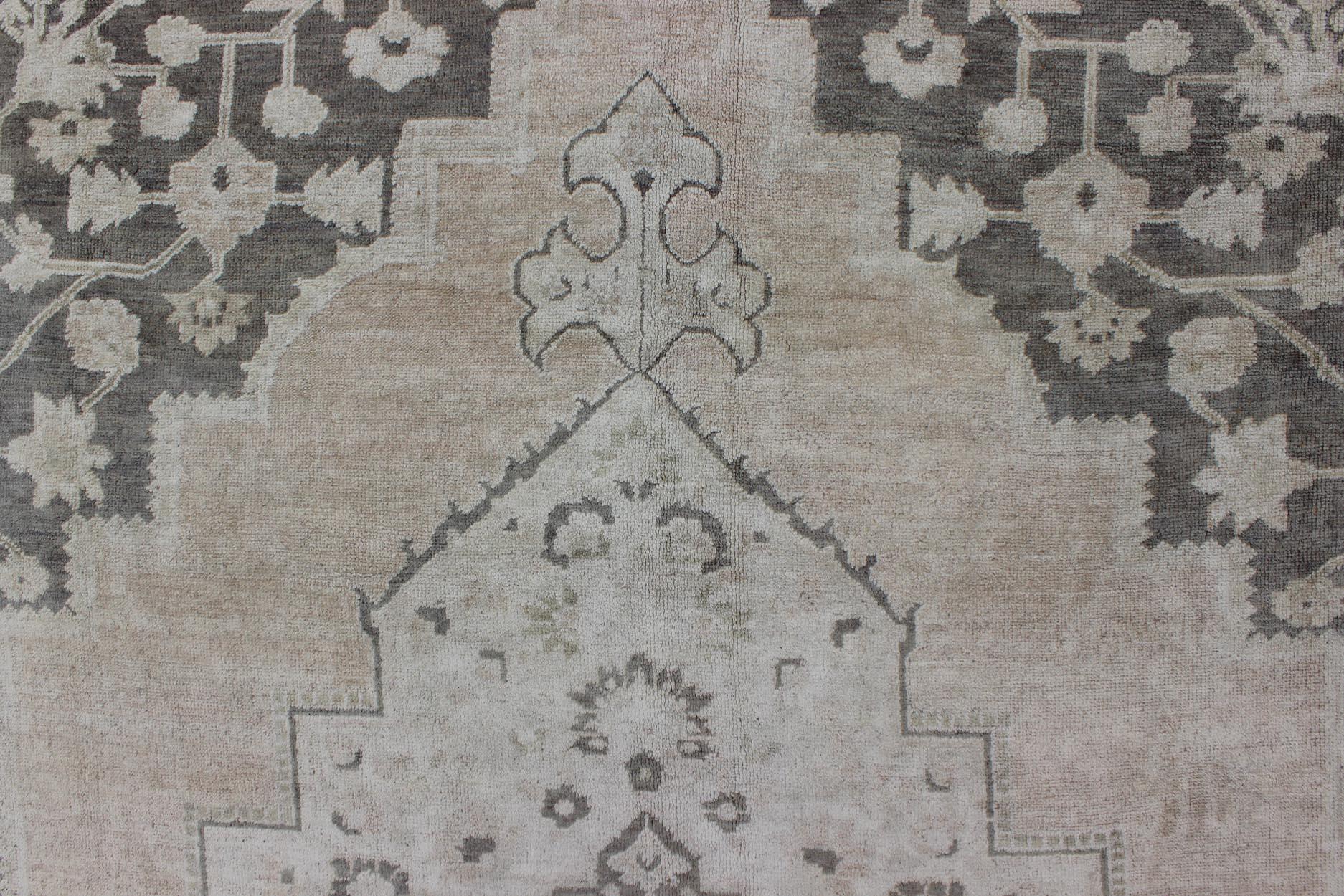 Lana Tappeto Oushak turco d'epoca della metà del XX secolo con disegno a medaglione in toni tenui in vendita