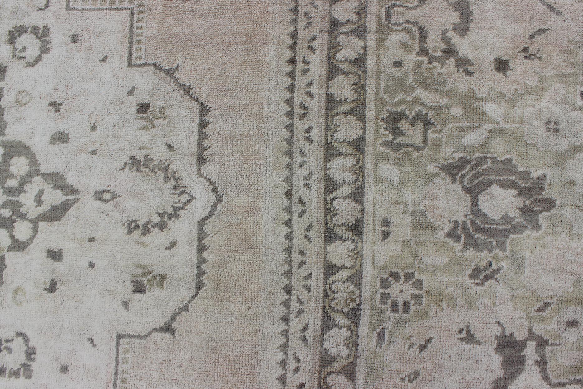 Tappeto Oushak turco d'epoca della metà del XX secolo con disegno a medaglione in toni tenui in vendita 1