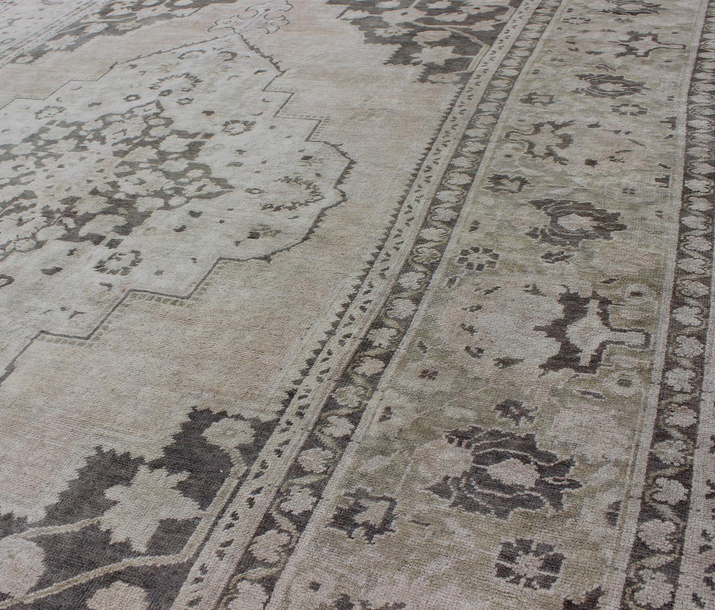 Tappeto Oushak turco d'epoca della metà del XX secolo con disegno a medaglione in toni tenui in vendita 2