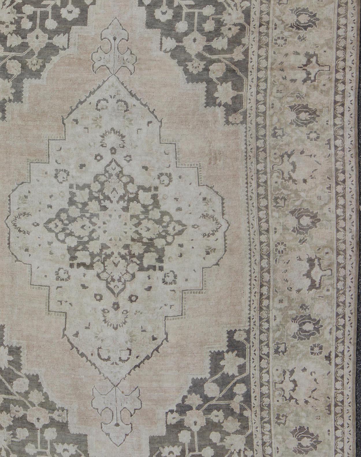 Tappeto Oushak turco d'epoca della metà del XX secolo con disegno a medaglione in toni tenui in vendita 3