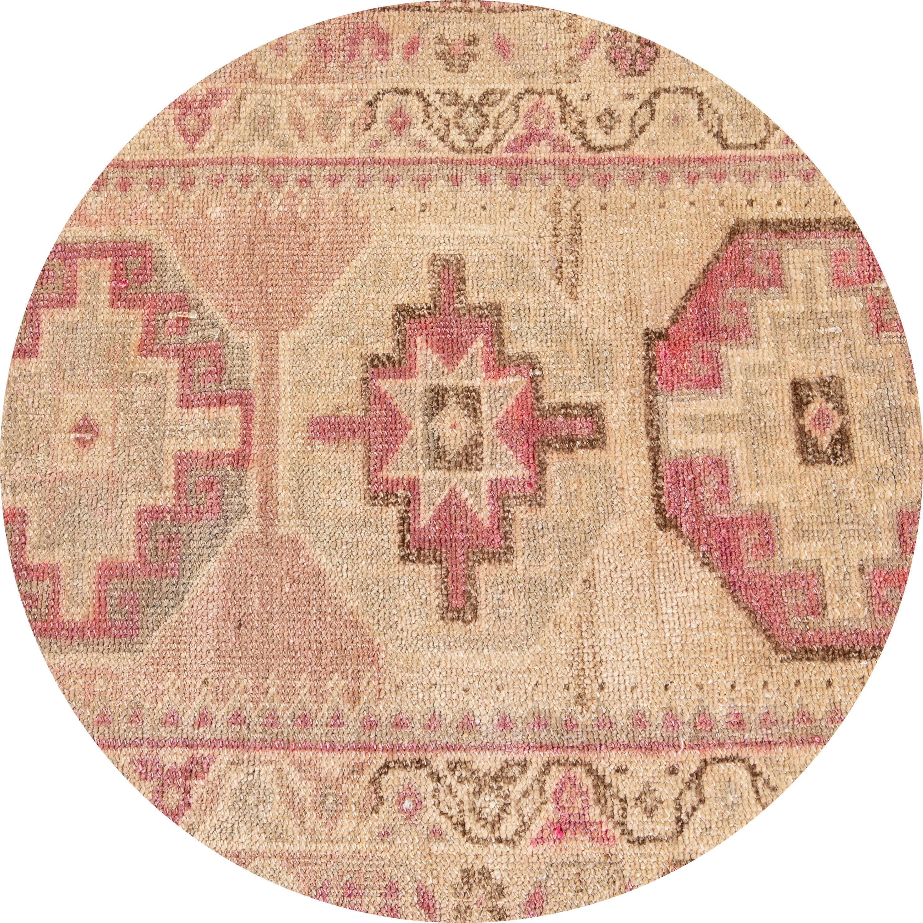 Schöner Vintage-Läufer aus handgeknüpfter Wolle mit einem errötenden Feld, braunen und rosafarbenen Akzenten in Multi-Medaillon-Design.
Dieser Teppich misst 2' 10