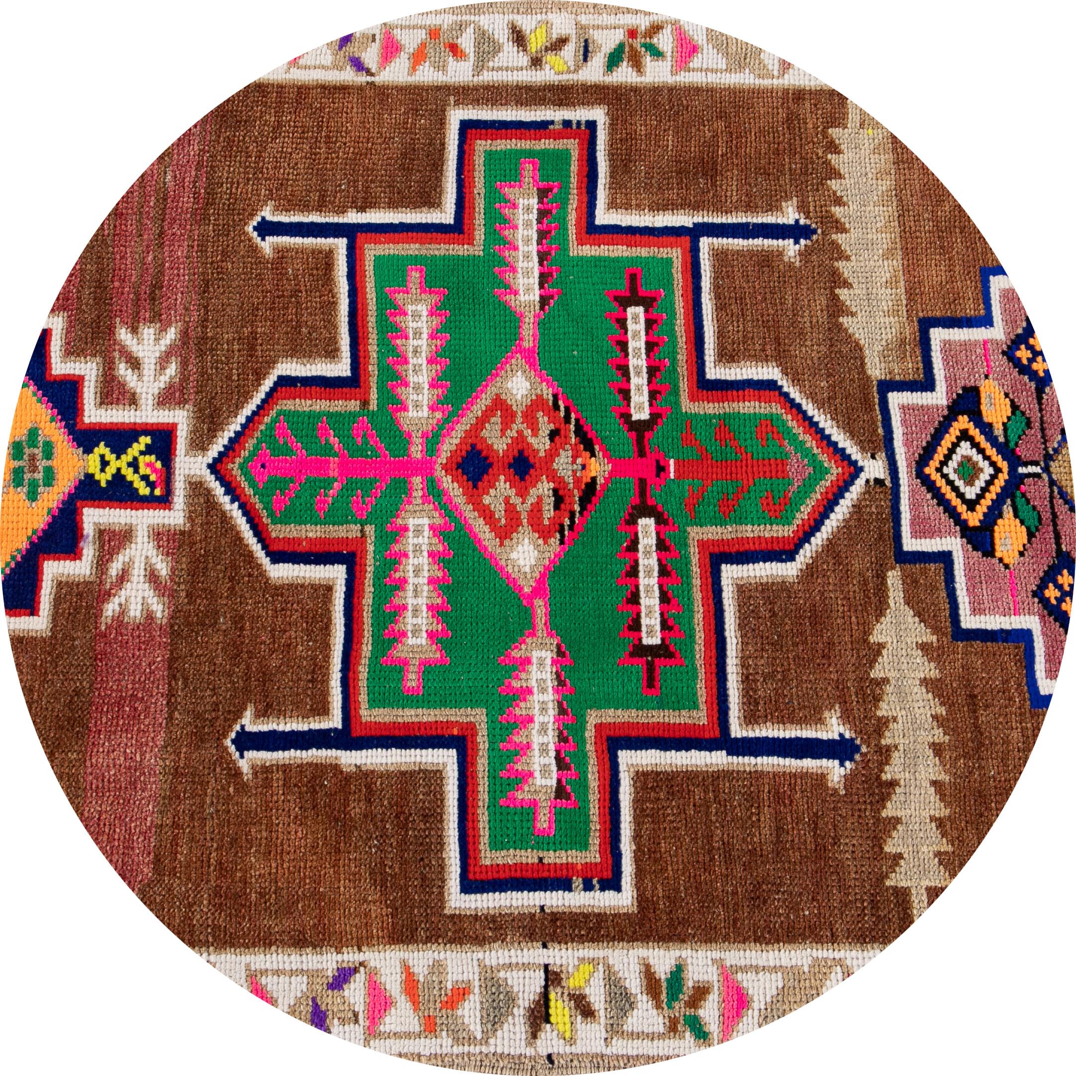 Schöner Vintage-Läufer aus handgeknüpfter Wolle mit einem braunen Feld und mehrfarbigen Akzenten in einem Multi-Medaillon-Design.
Dieser Teppich misst 2' 10