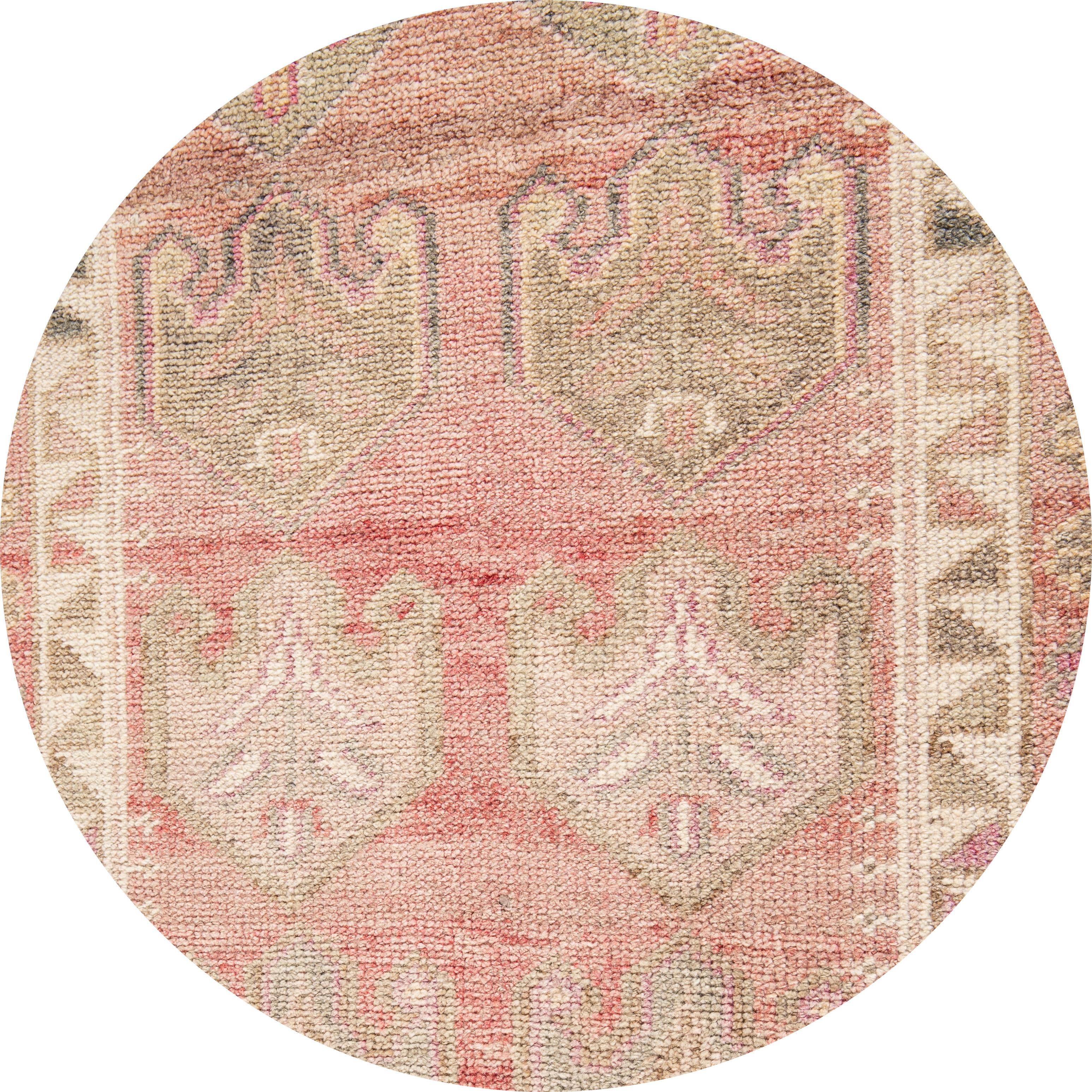 Schöner Vintage-Läufer aus handgeknüpfter Wolle mit einem errötenden Feld, rosa und grauen Akzenten in Multi-Medaillon-Design.
Dieser Teppich misst 2' 10