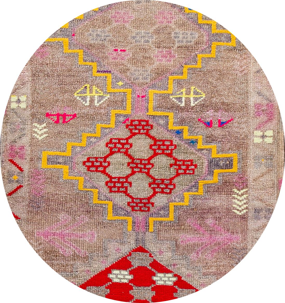 Magnifique tapis de course vintage, en laine nouée à la main, avec un fond beige et des accents multicolores dans un design à médaillons multiples,
vers 1940.
Ce tapis mesure 3' 3