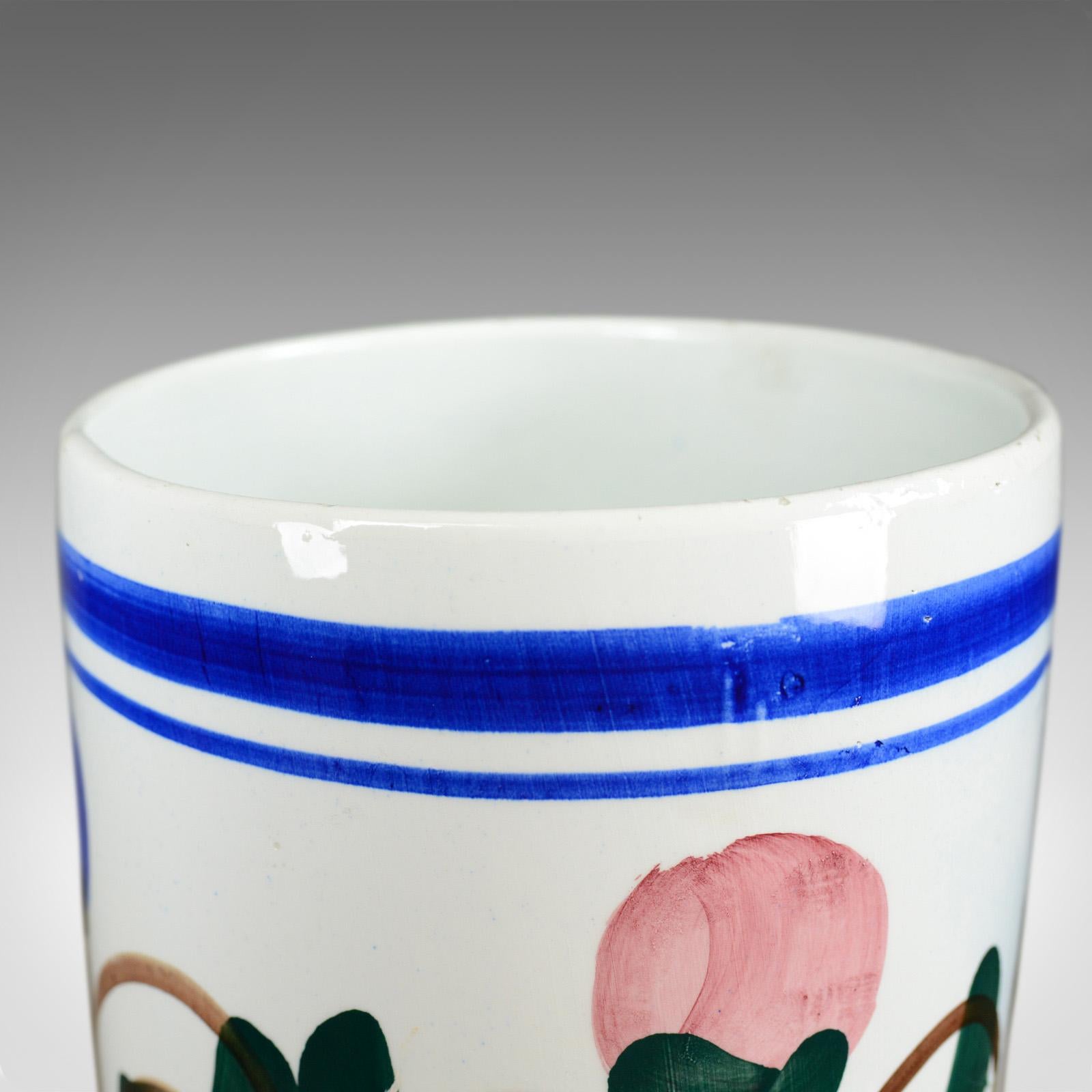 Mitte des 20. Jahrhunderts Vintage Schirmständer:: tief:: floral:: Keramik Stick Topf (Volkskunst) im Angebot