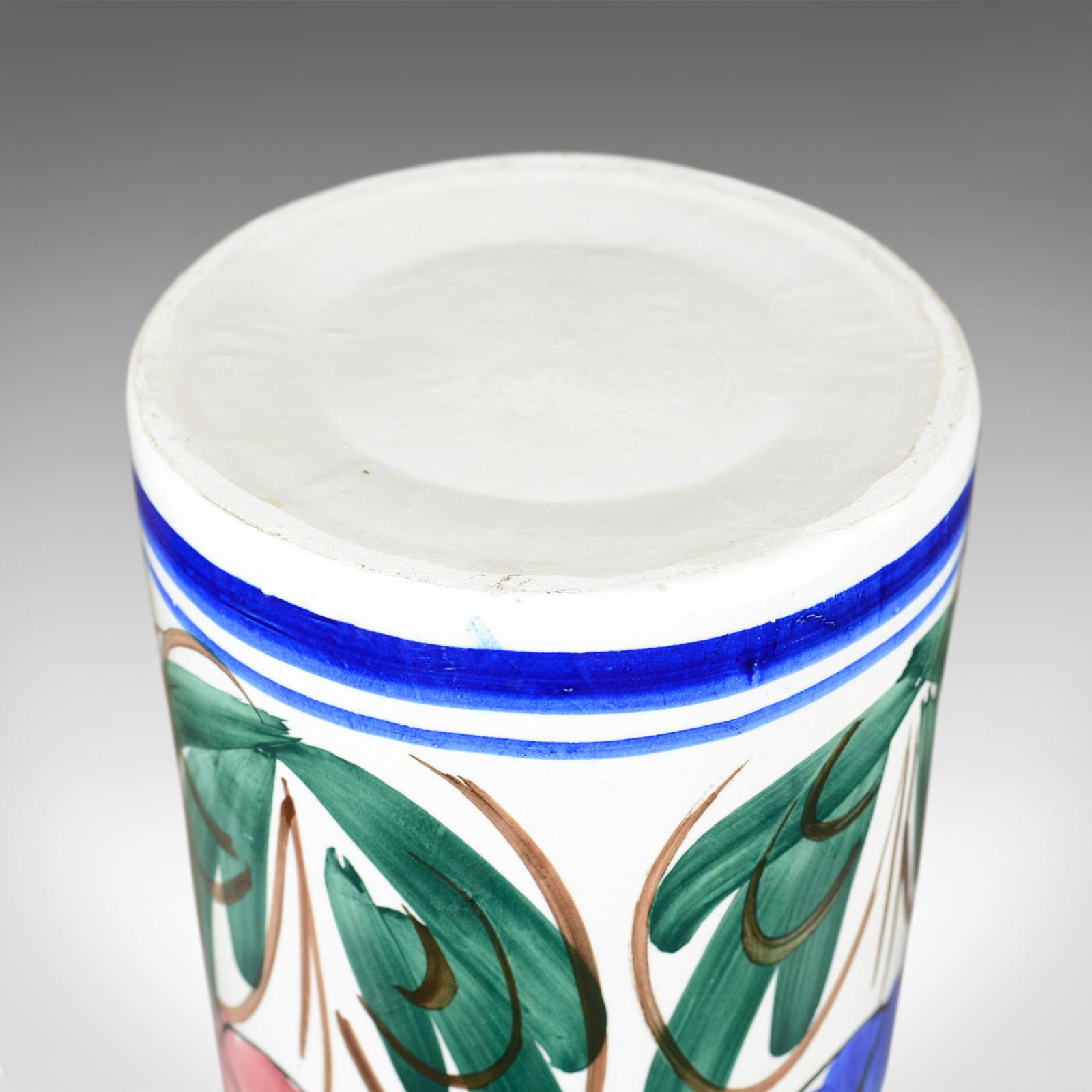 Mitte des 20. Jahrhunderts Vintage Schirmständer:: tief:: floral:: Keramik Stick Topf (Gemalt) im Angebot