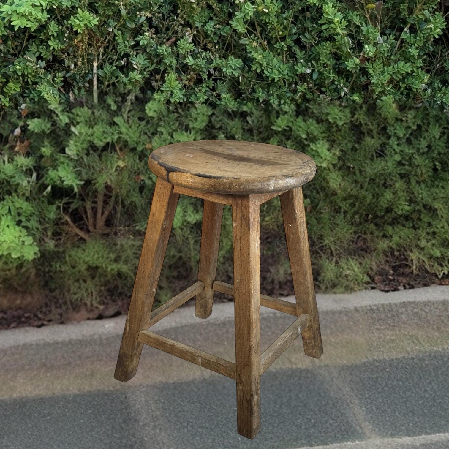 Sgabello da officina a 4 gambe Wabi Sabi della metà del XX secolo, Folkart austriaco 1950 circa in vendita 2