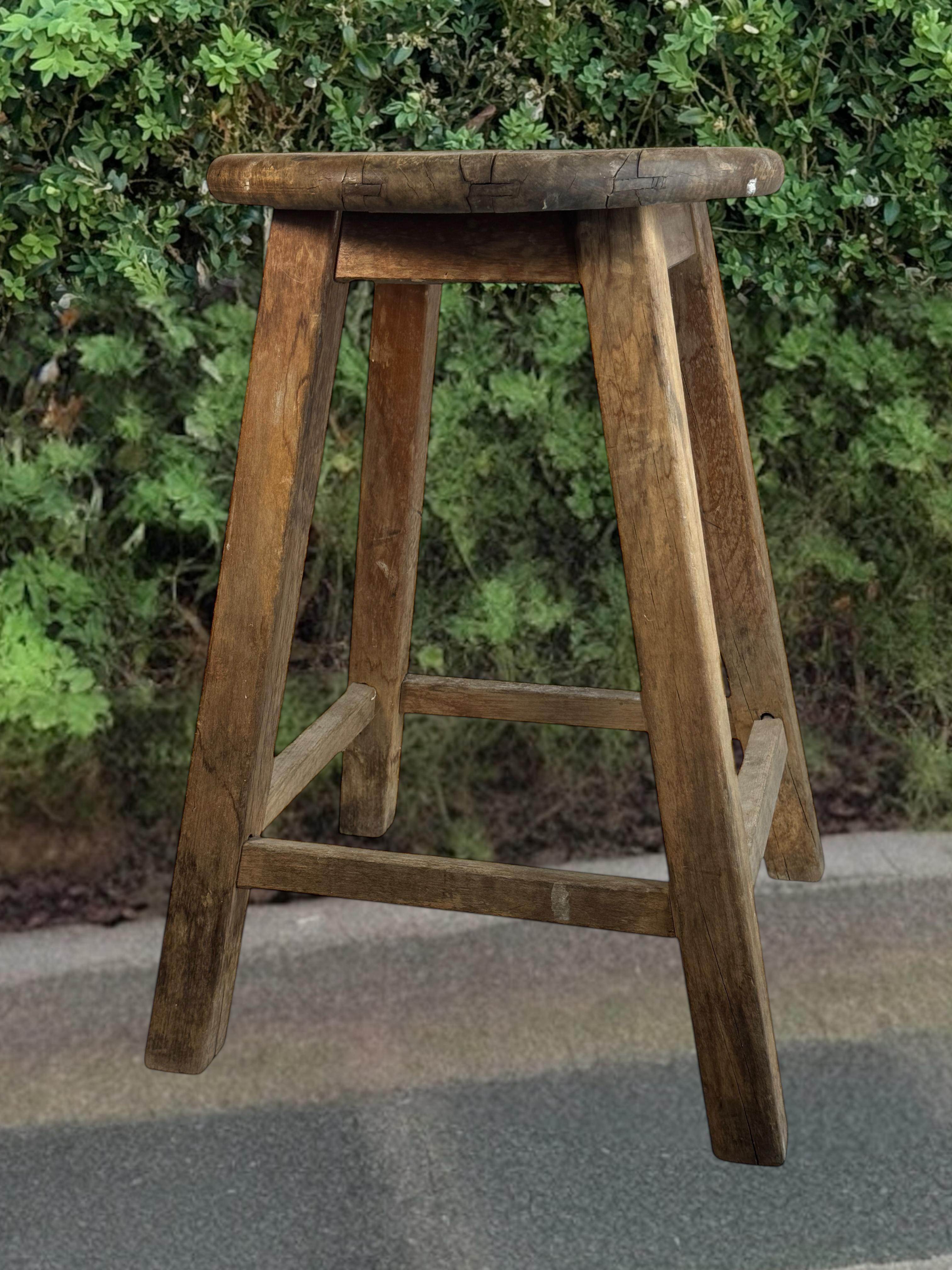 Sgabello da officina a 4 gambe Wabi Sabi della metà del XX secolo, Folkart austriaco 1950 circa in vendita 3