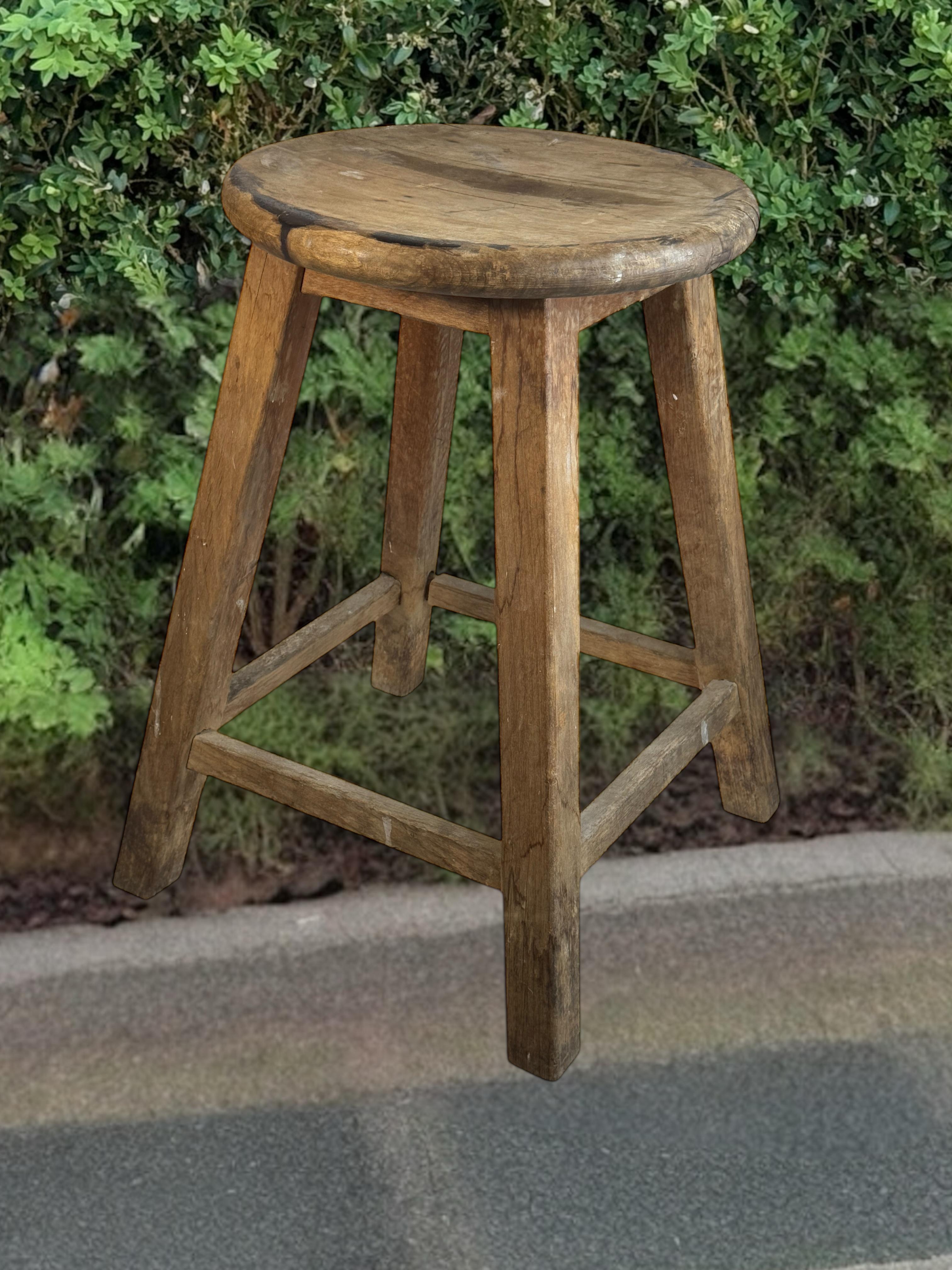 Sgabello da officina a 4 gambe Wabi Sabi della metà del XX secolo, Folkart austriaco 1950 circa in vendita 4