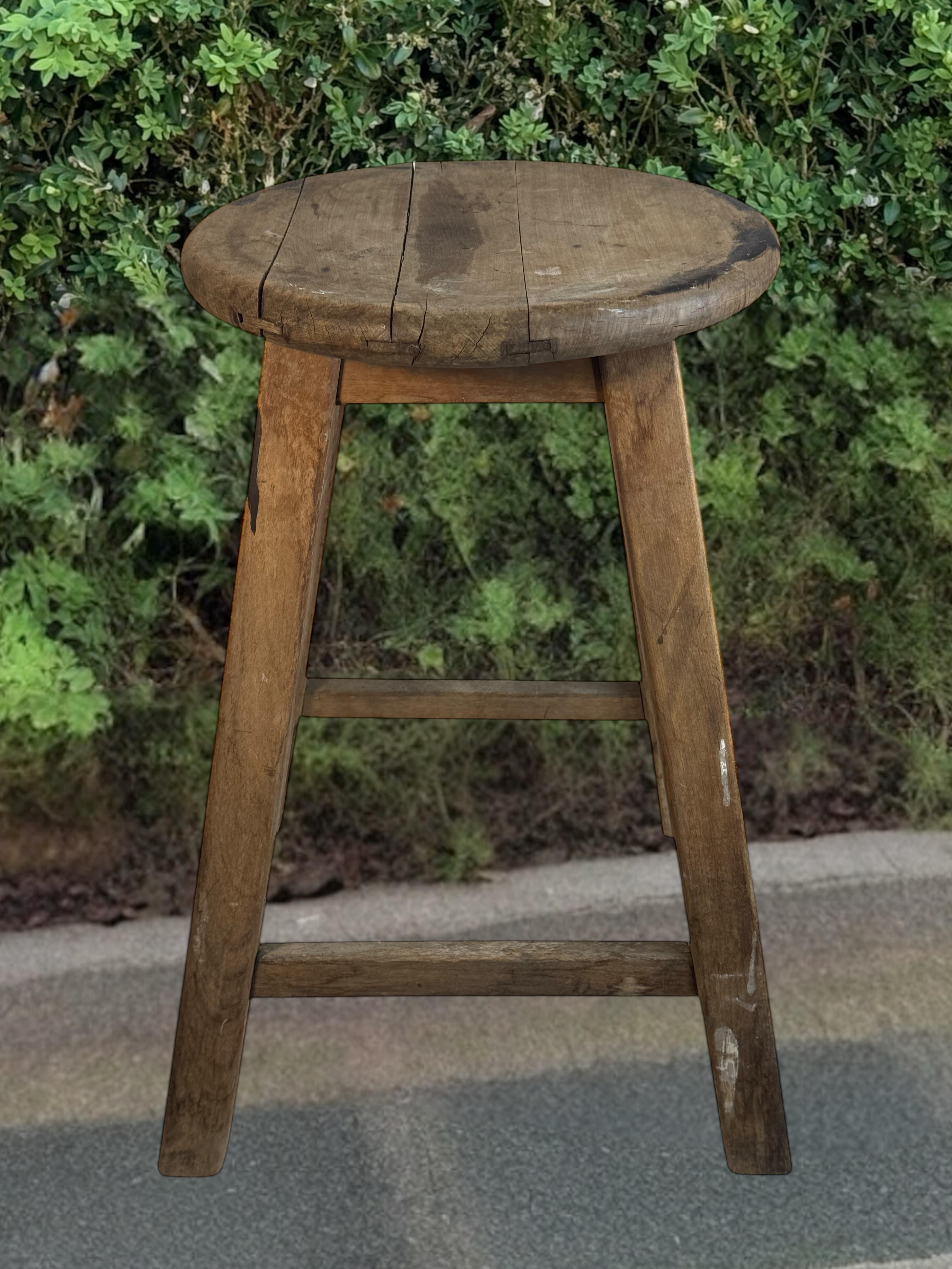 Sgabello da officina a 4 gambe Wabi Sabi della metà del XX secolo, Folkart austriaco 1950 circa in vendita 7