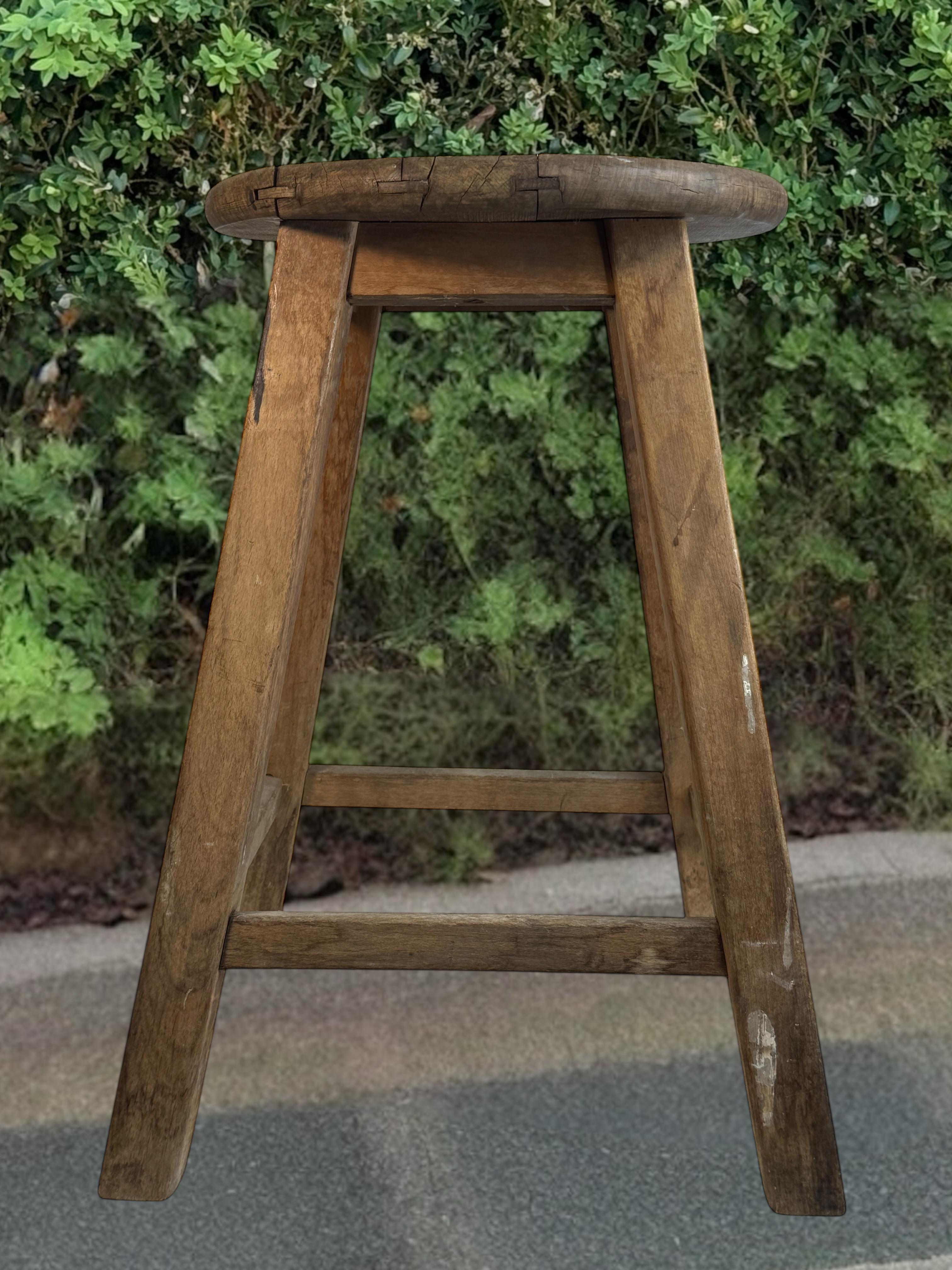 Sgabello da officina a 4 gambe Wabi Sabi della metà del XX secolo, Folkart austriaco 1950 circa in vendita 8