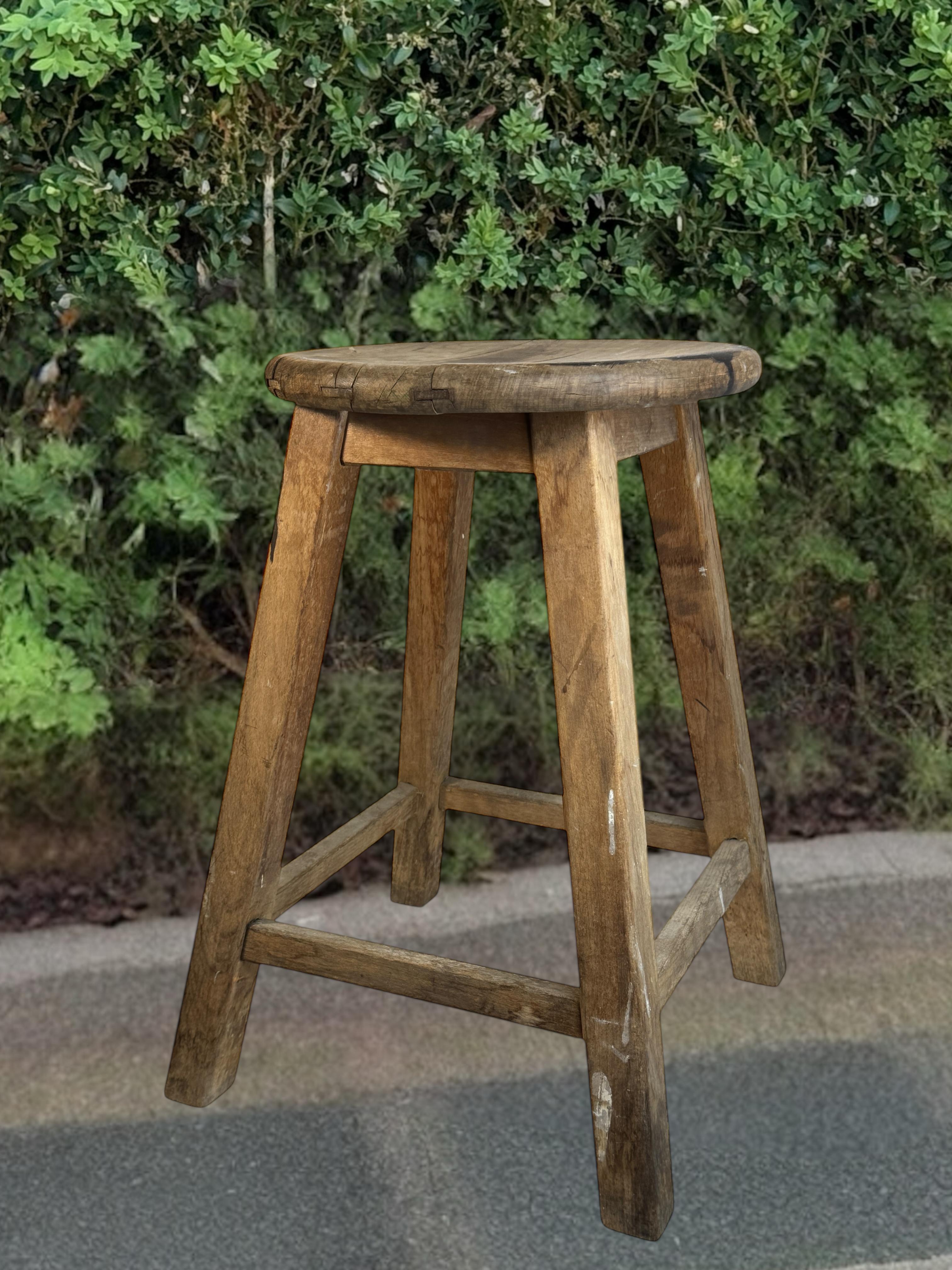 Sgabello da officina a 4 gambe Wabi Sabi della metà del XX secolo, Folkart austriaco 1950 circa in vendita 10