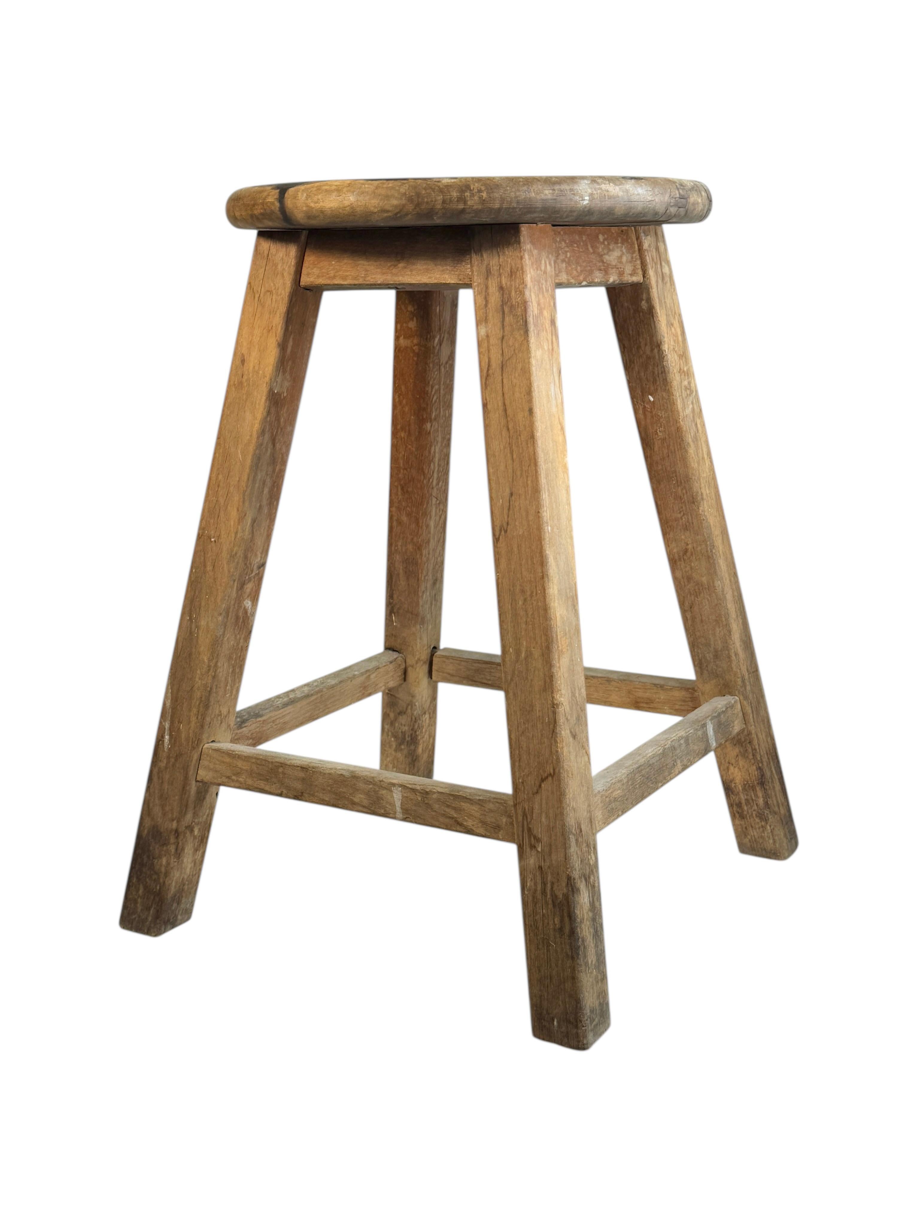 Arte popolare Sgabello da officina a 4 gambe Wabi Sabi della metà del XX secolo, Folkart austriaco 1950 circa in vendita