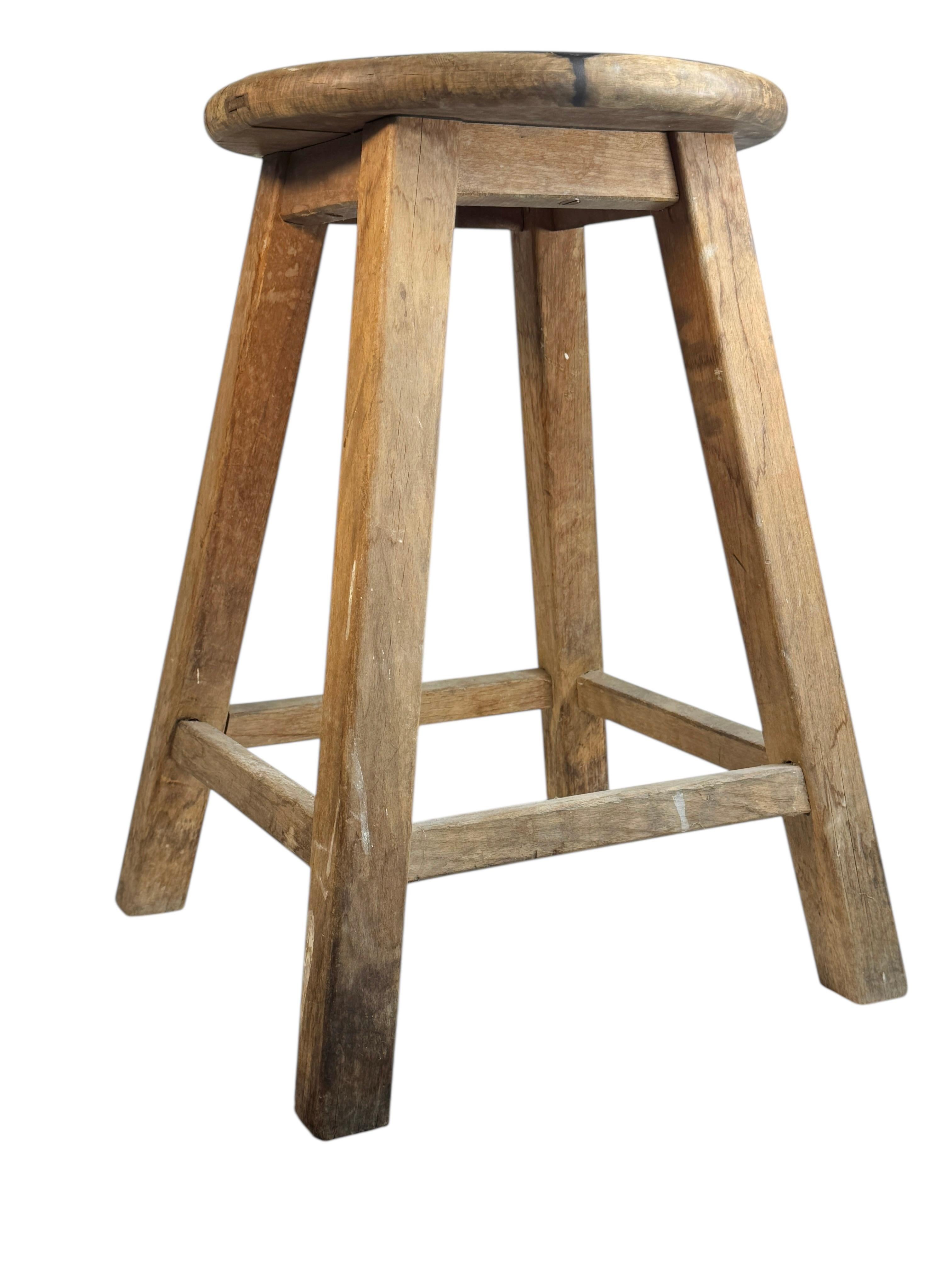 Austriaco Sgabello da officina a 4 gambe Wabi Sabi della metà del XX secolo, Folkart austriaco 1950 circa in vendita