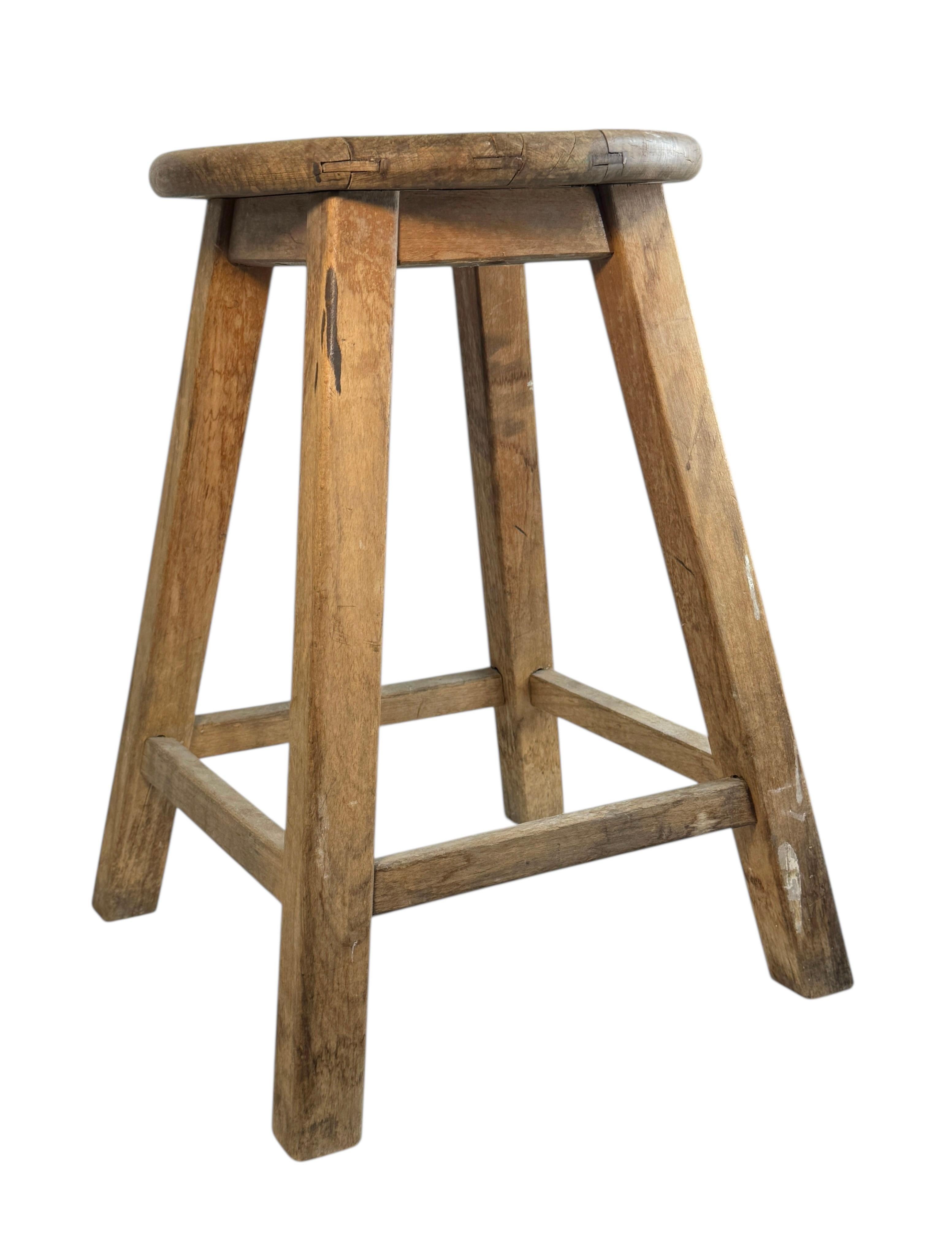 Fatto a mano Sgabello da officina a 4 gambe Wabi Sabi della metà del XX secolo, Folkart austriaco 1950 circa in vendita