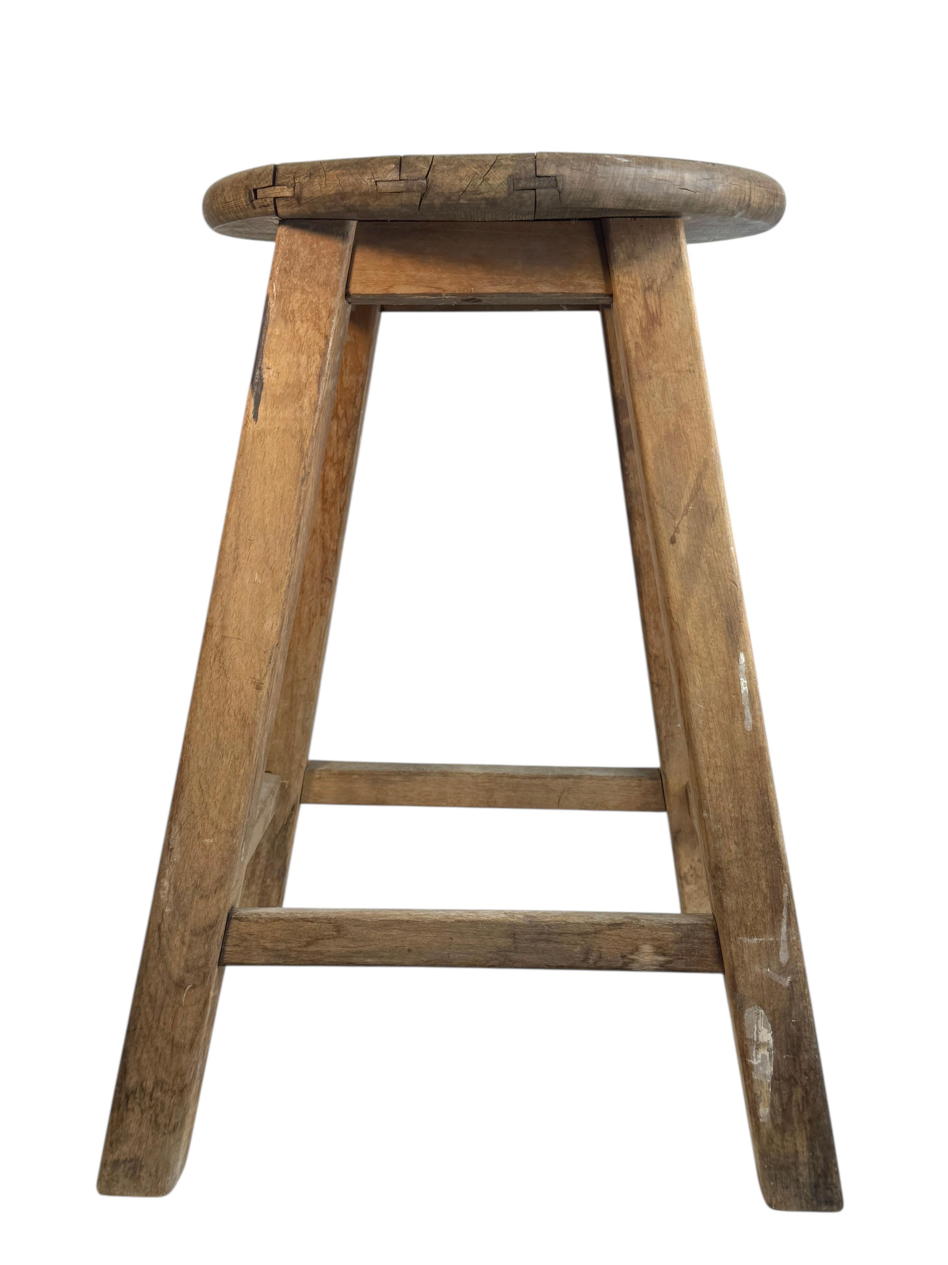 Sgabello da officina a 4 gambe Wabi Sabi della metà del XX secolo, Folkart austriaco 1950 circa In condizioni buone in vendita a Nuernberg, DE
