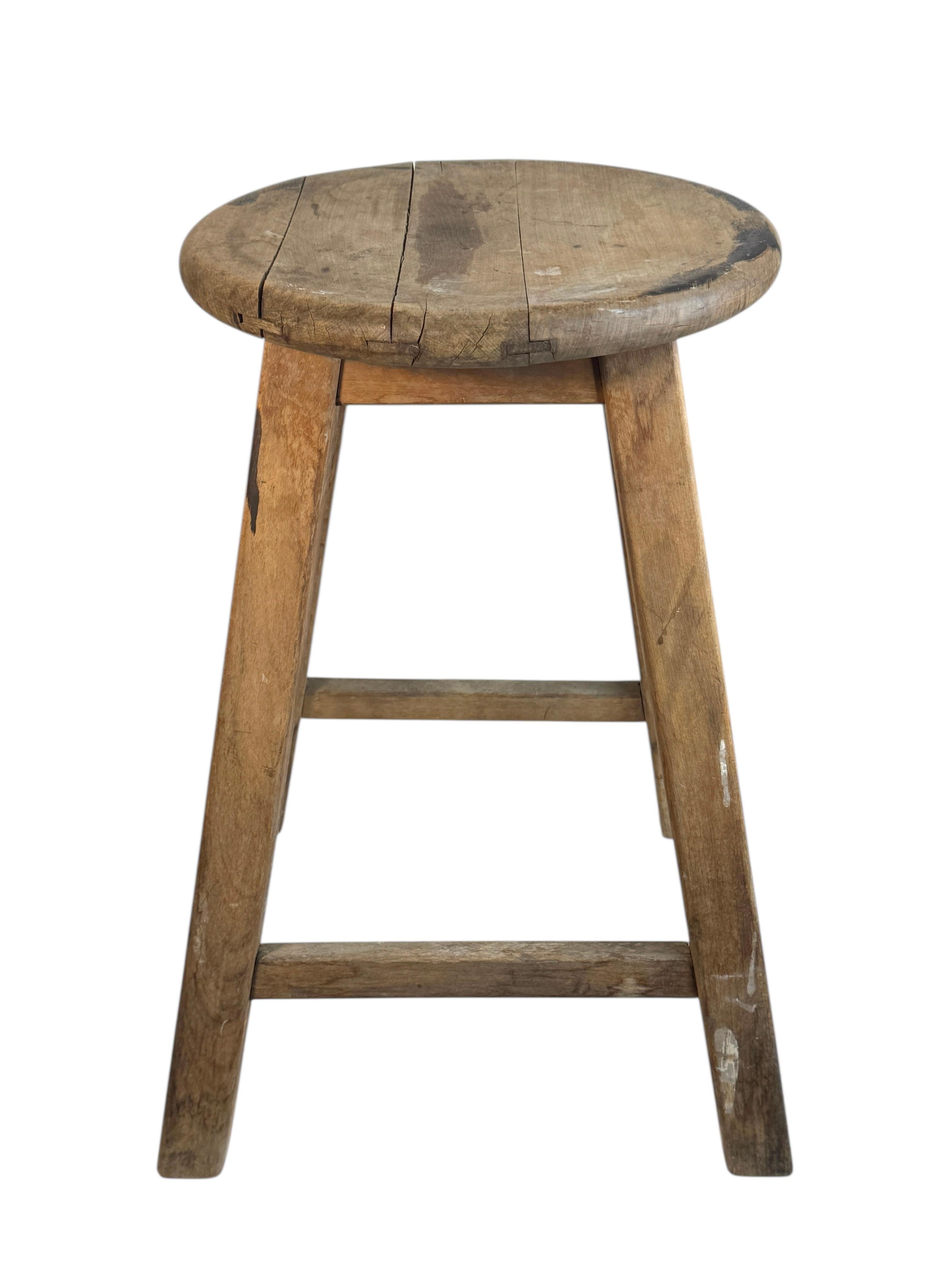 Metà XX secolo Sgabello da officina a 4 gambe Wabi Sabi della metà del XX secolo, Folkart austriaco 1950 circa in vendita