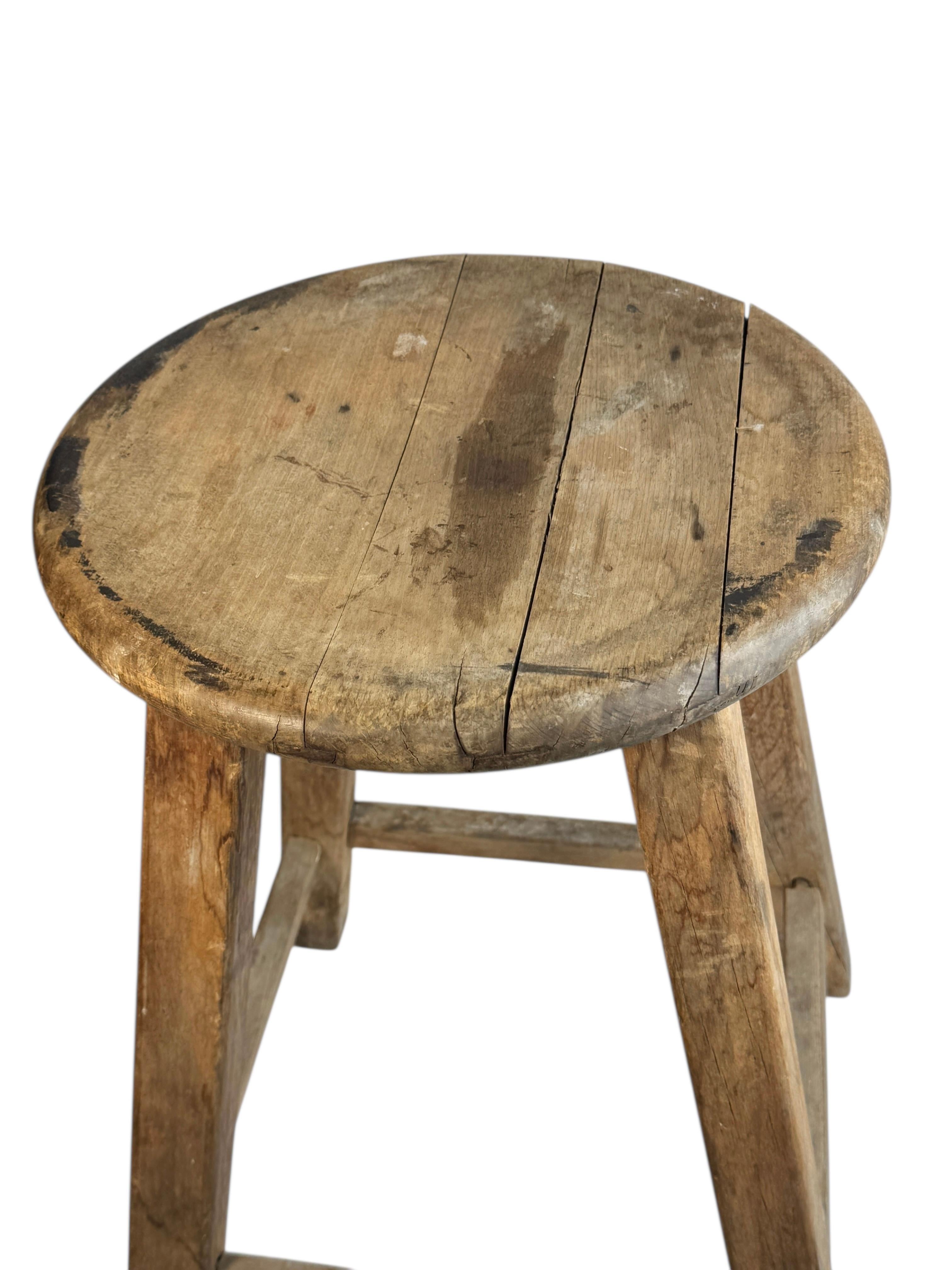 Sgabello da officina a 4 gambe Wabi Sabi della metà del XX secolo, Folkart austriaco 1950 circa in vendita 1