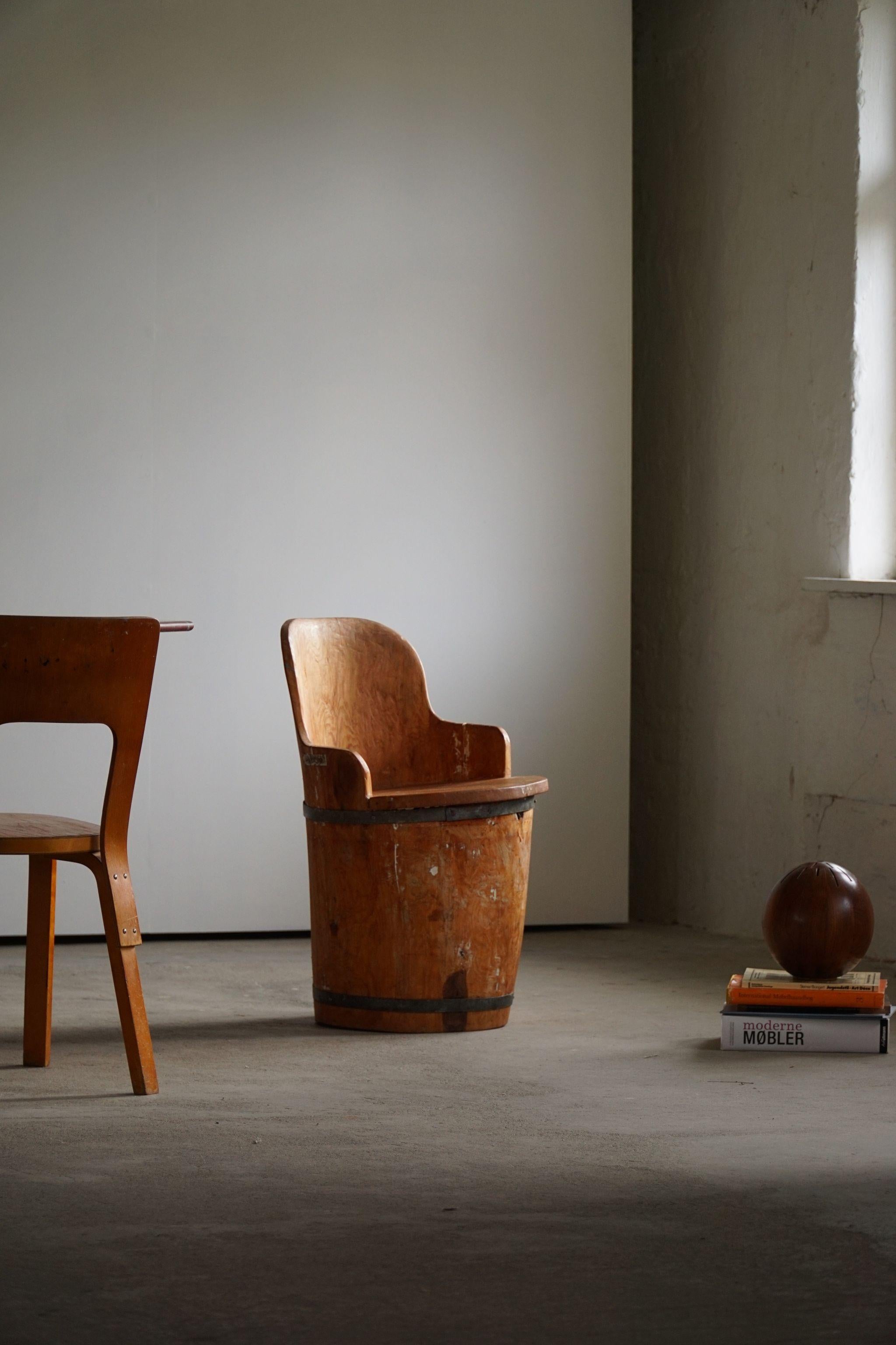 Jolie chaise rustique en pin massif. Sculptée à la main par un ébéniste suédois inconnu. Une belle pièce wabi sabi, parfaitement adaptée à l'intérieur moderne.

Ce fauteuil moderne s'adaptera à de nombreux types de décors d'intérieur. Parfaitement