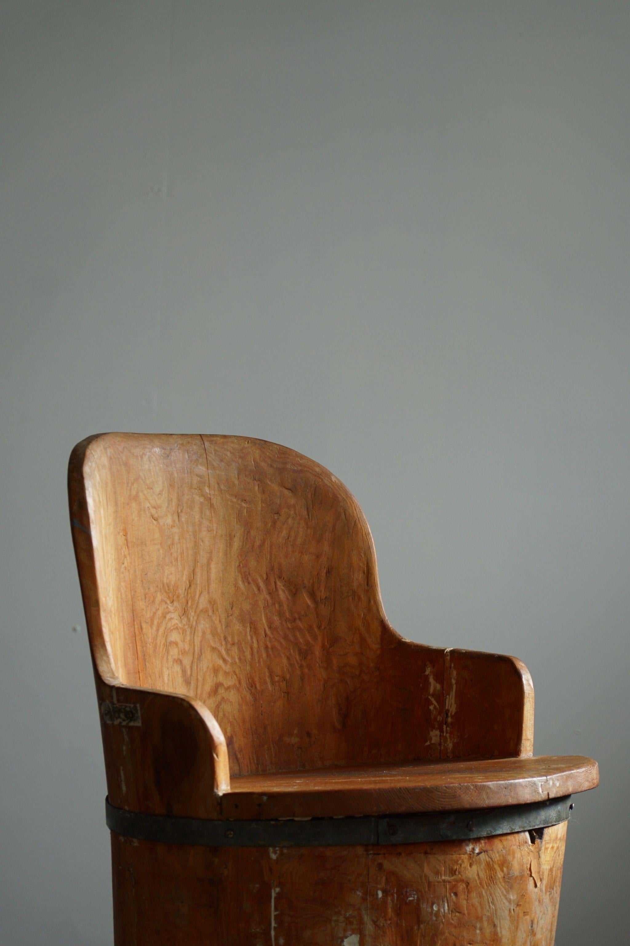 Pin Chaise à souche Wabi Sabi en pin du milieu du 20e siècle, par un ébéniste suédois, années 1950 en vente