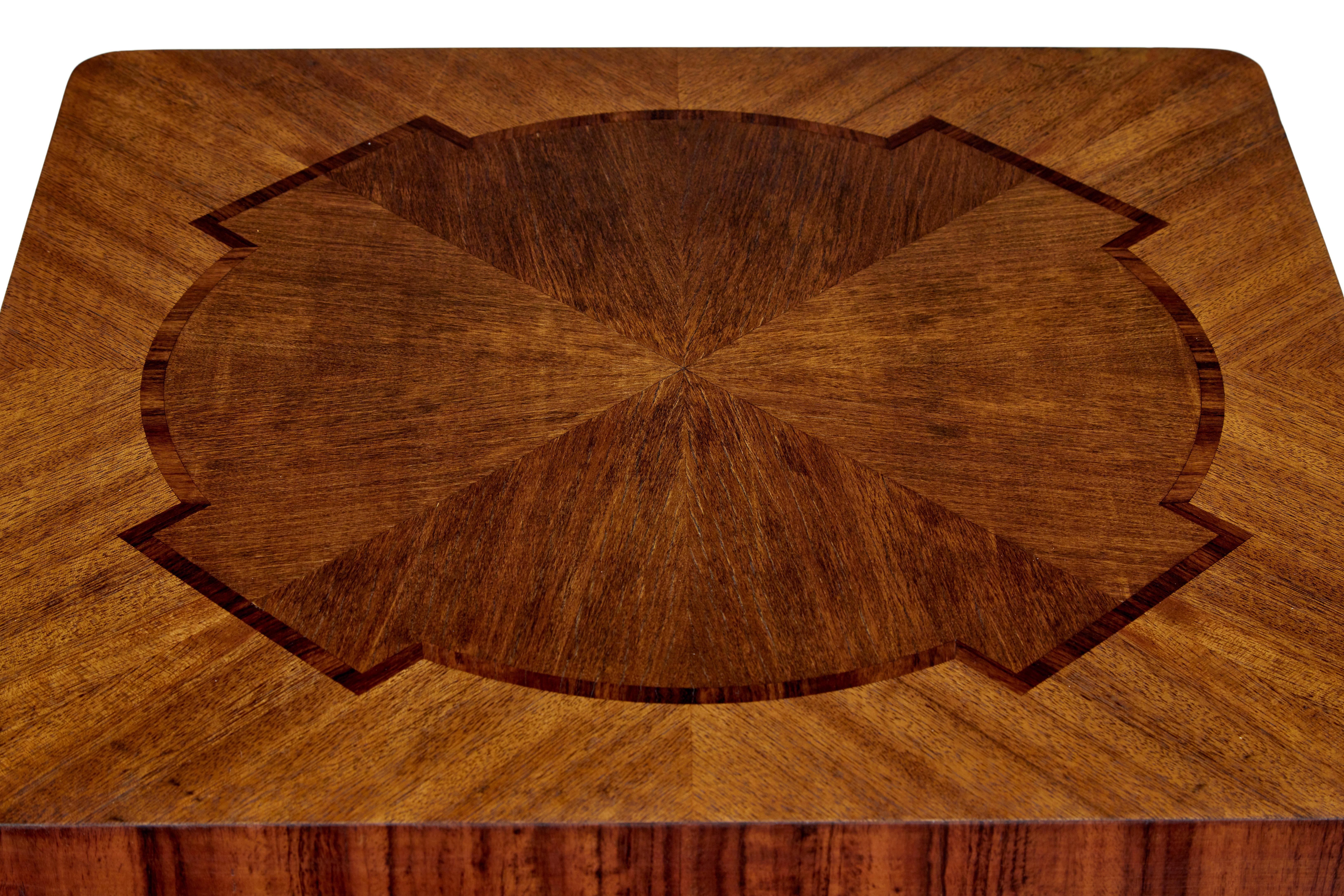 Mid 20th century walnut and birch inlaid coffee table In Good Condition For Sale In Debenham, Suffolk
