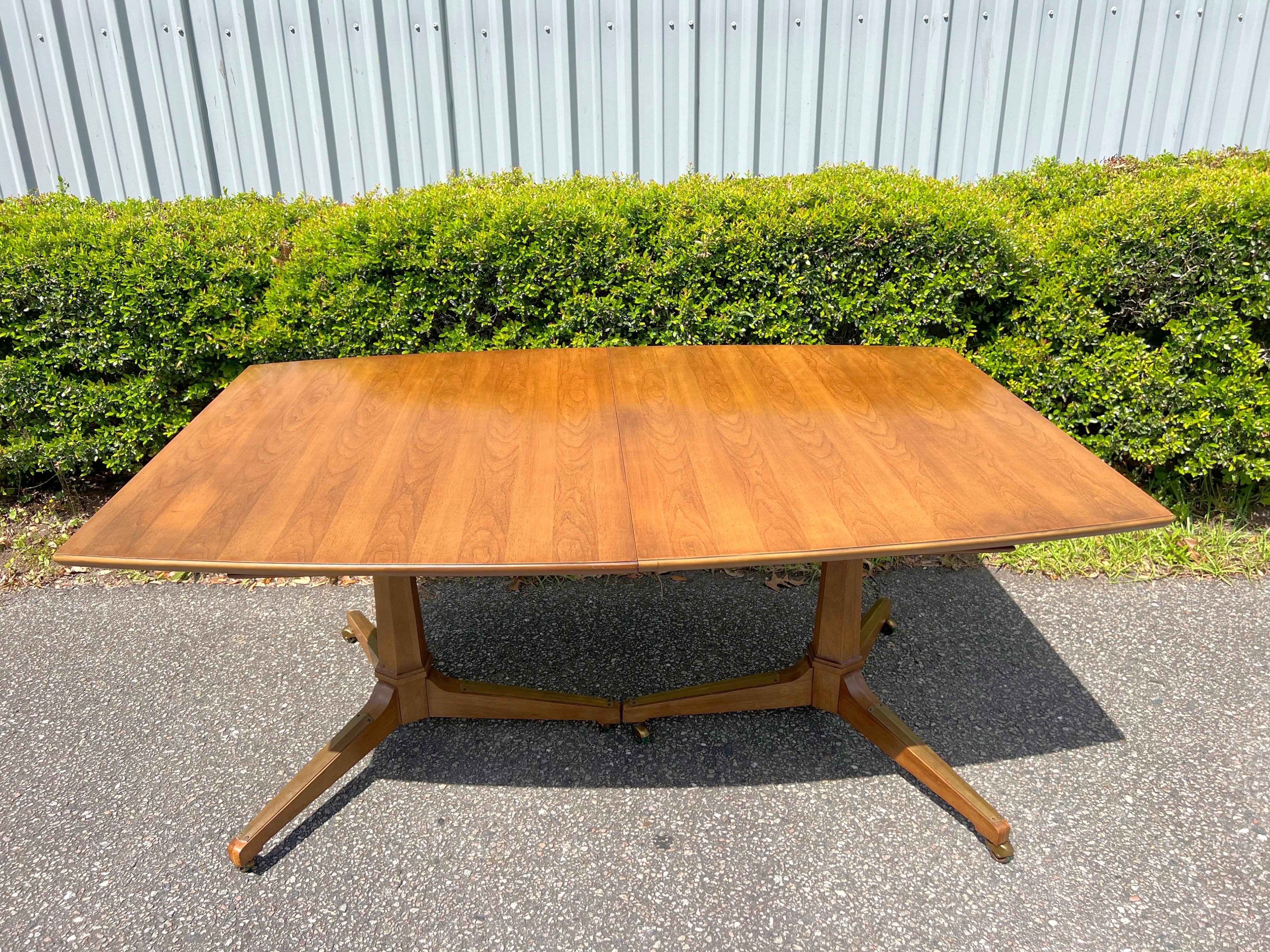 Mid-20th Century Walnut and Brass Dining Table For Sale 4