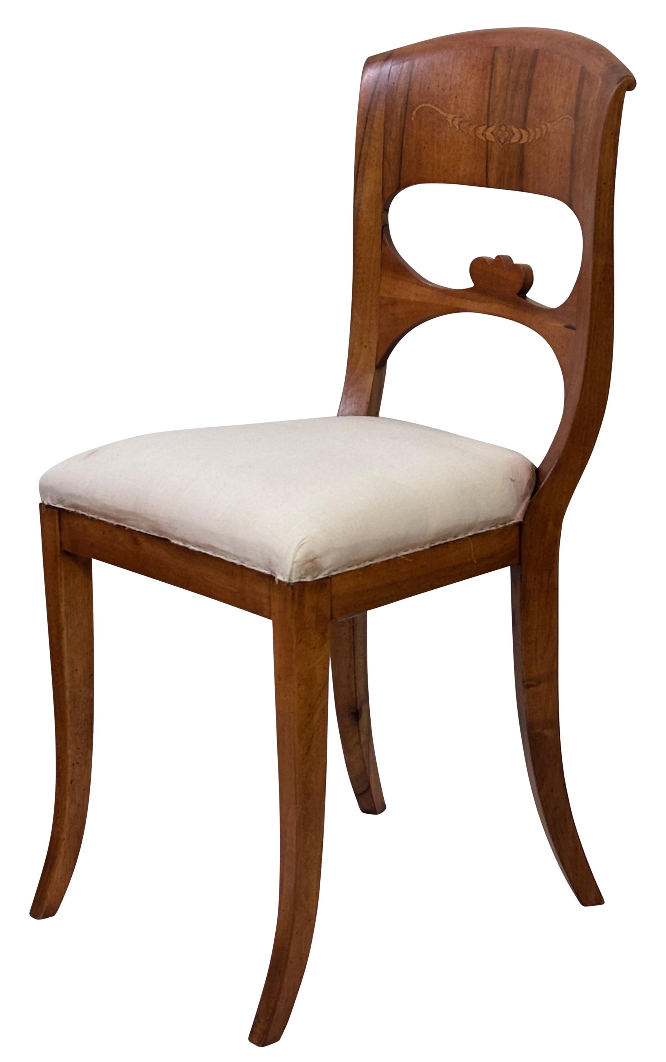 Juego de 4 sillas auxiliares italianas estilo Biedermeier de nogal de mediados del siglo XX Nogal en venta