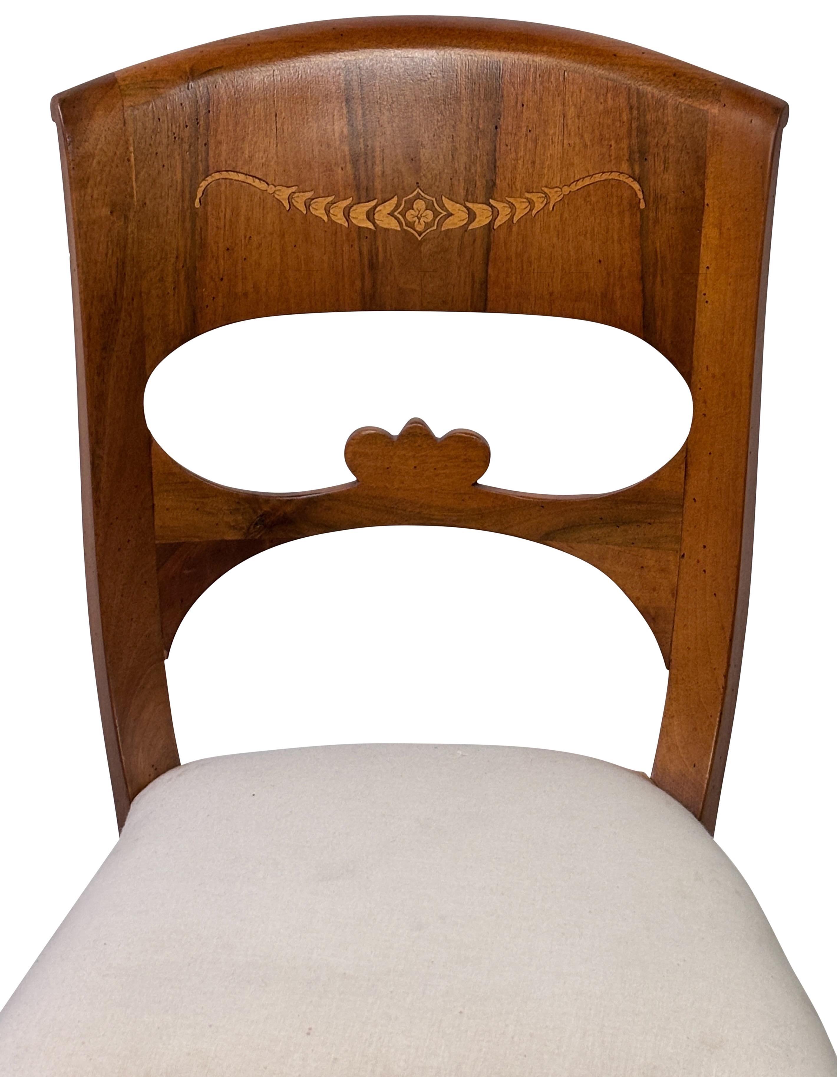Juego de 4 sillas auxiliares italianas estilo Biedermeier de nogal de mediados del siglo XX en venta 2