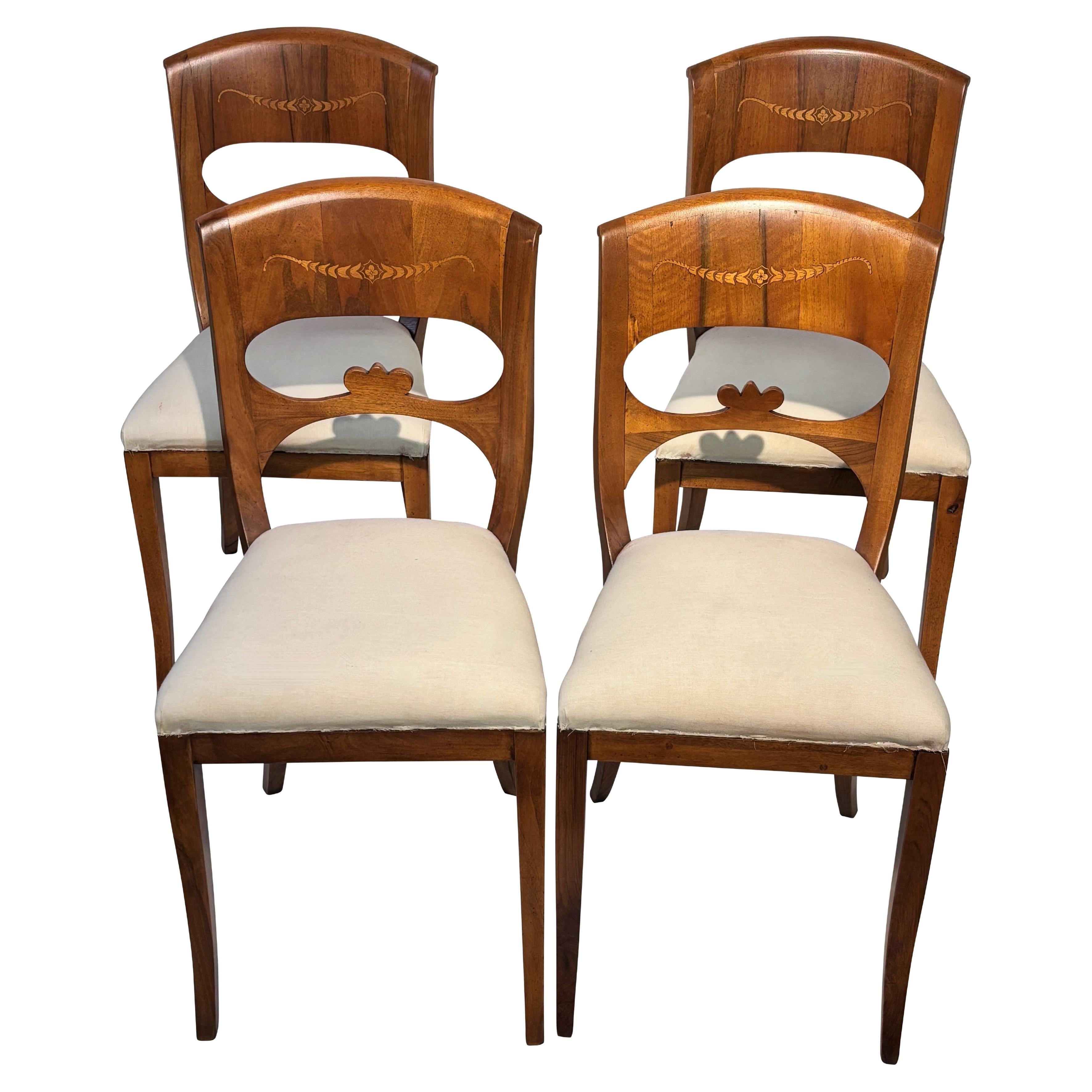 Juego de 4 sillas auxiliares italianas estilo Biedermeier de nogal de mediados del siglo XX en venta