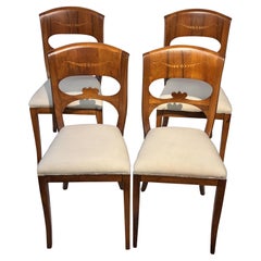 Juego de 4 sillas auxiliares italianas estilo Biedermeier de nogal de mediados del siglo XX
