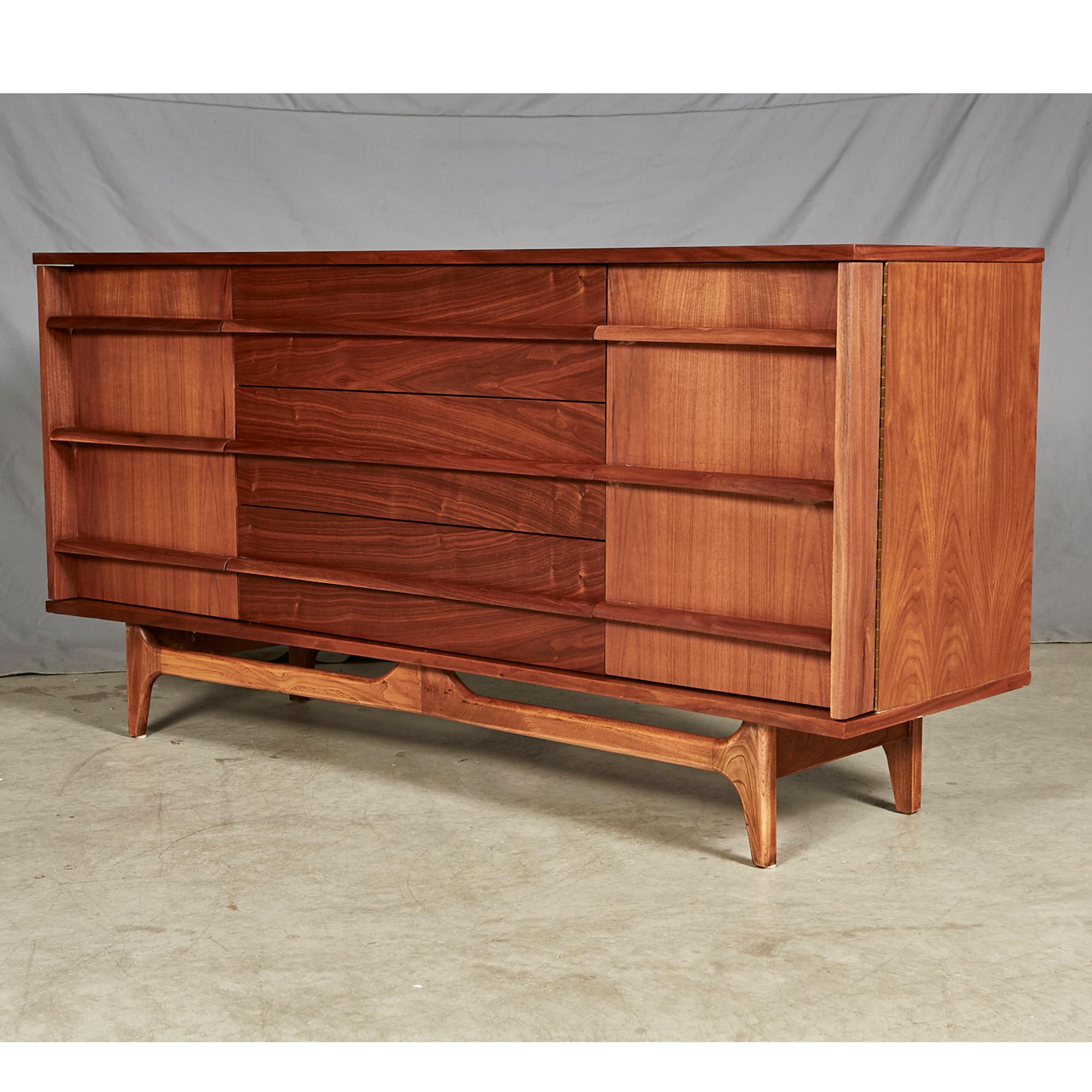 Mid-20th Century Walnut Curved Front Sideboard In Excellent Condition In Amherst, NH