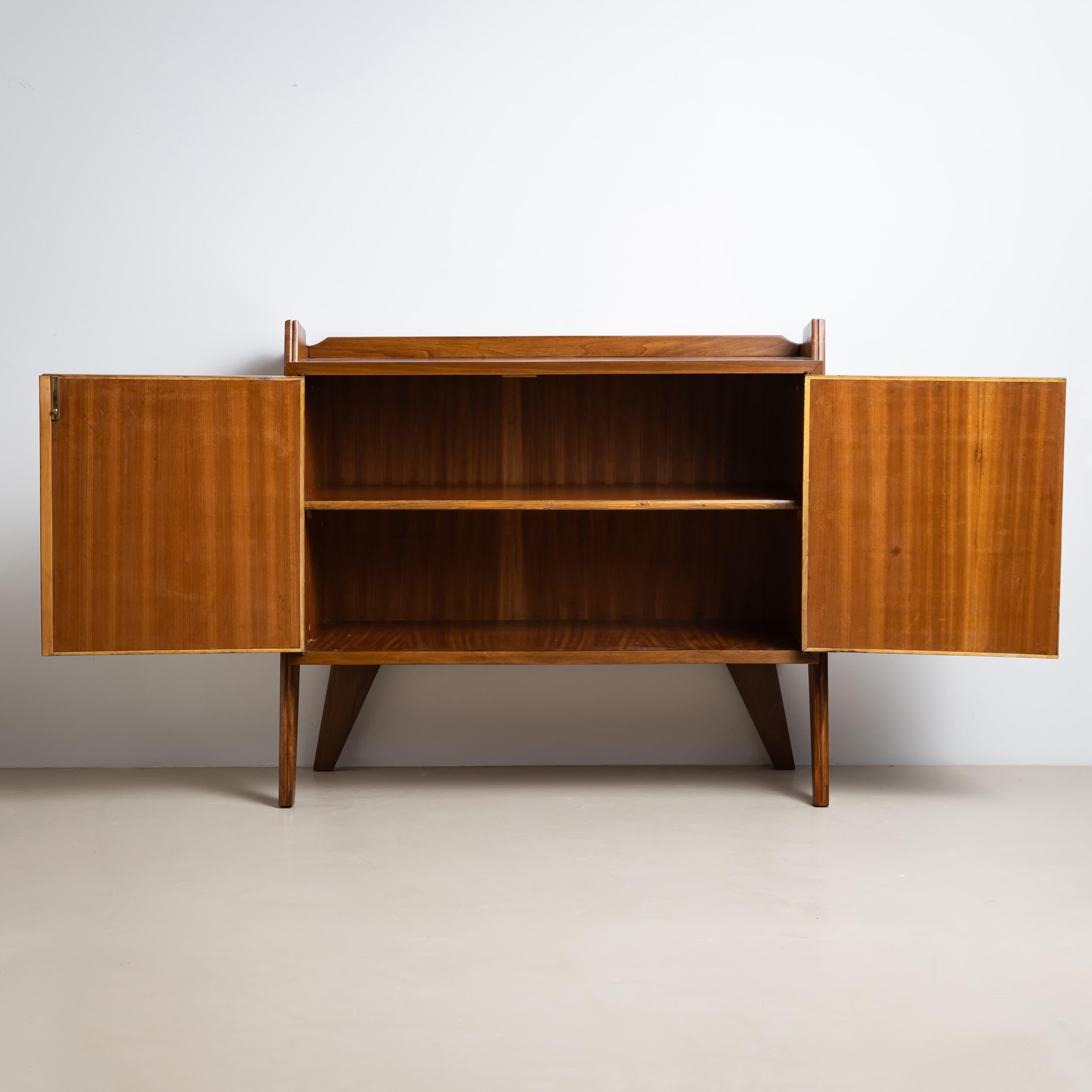 Mid-20th Century Walnut Sideboard, Italy For Sale 1