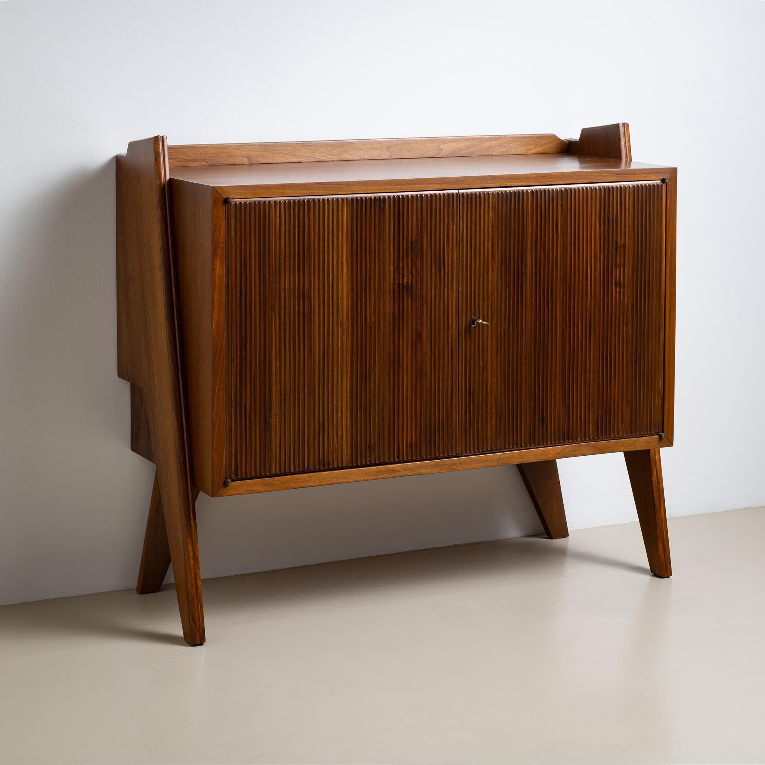 Mid-20th Century Walnut Sideboard, Italy For Sale 2